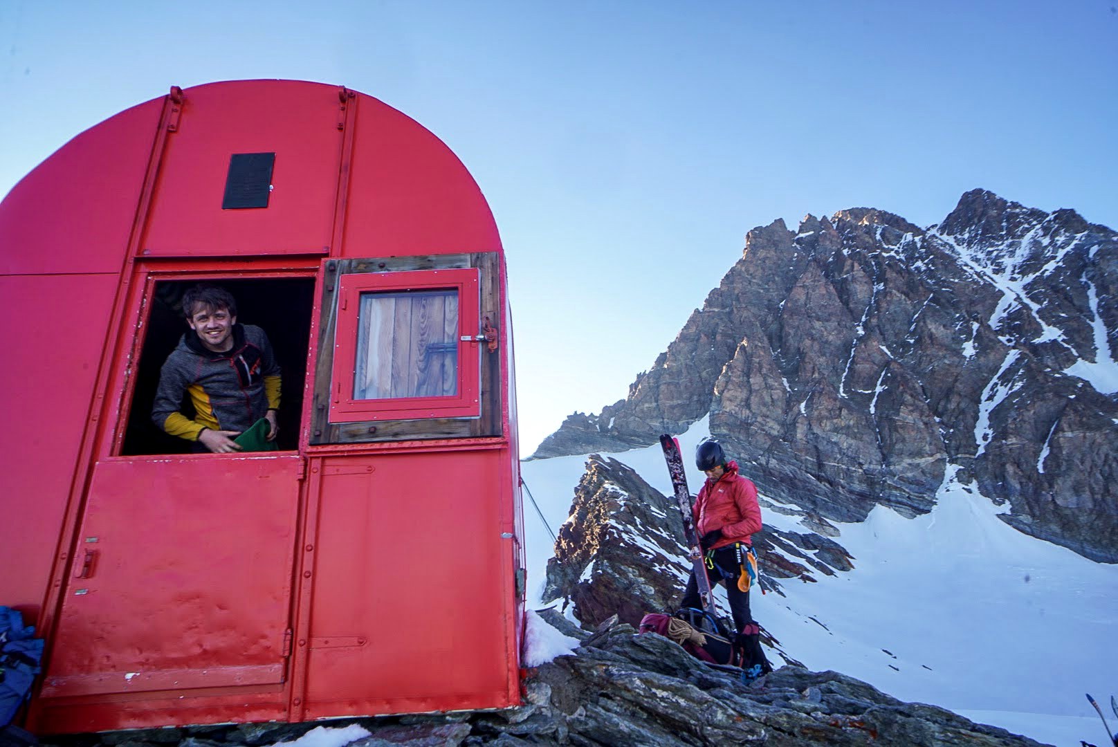 Bivouac de haute montagne perché sur une arête rocheuse, massif de la Bernina