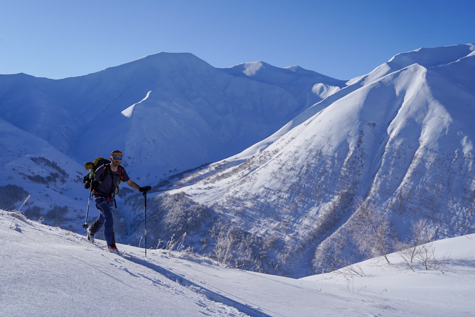 Skieur de randonnée sur une arête, massif du Petit Caucase, Géorgie