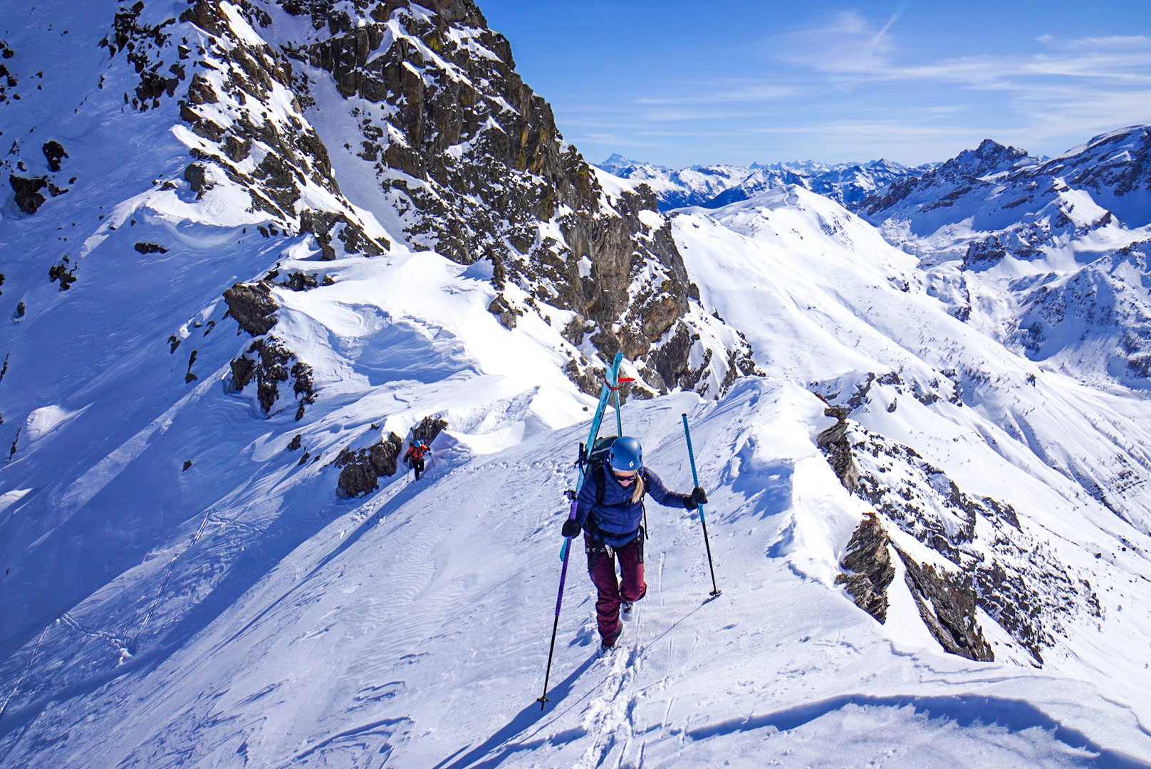 Skieur de randonnée en montée sur une crête enneigée, au premier jour du Tour des Agneaux (Écrins)