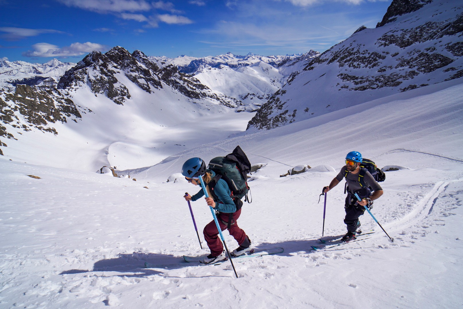 Deux skieurs de randonnée en montée sur un large glacier enneigé, Tour des Agneaux (Écrins)