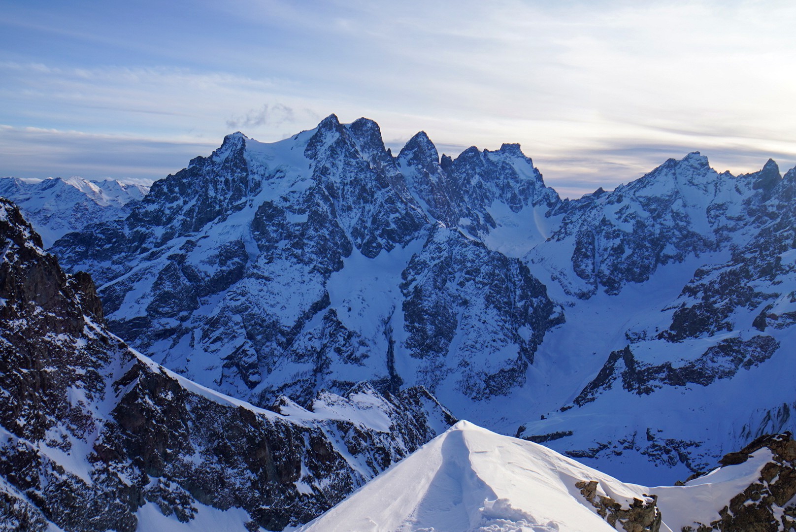 Panorama sur un massif de sommets rocheux et glaciaires en fin de journée, Tour des Agneaux (Écrins)