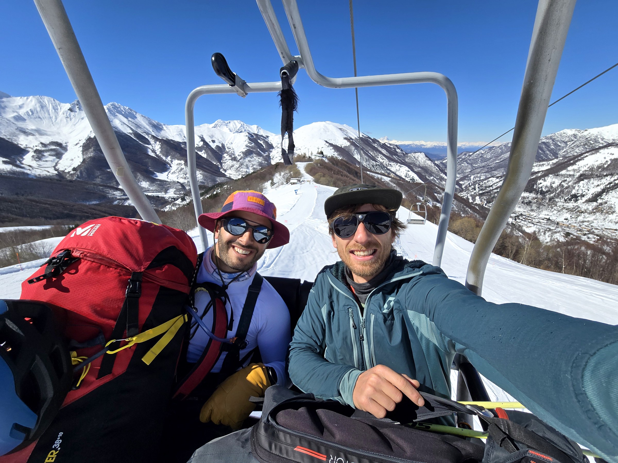 Selfie sur un télésiège pendant la traversée à ski des Alpes ligures, au jour 1 de l’itinérance.