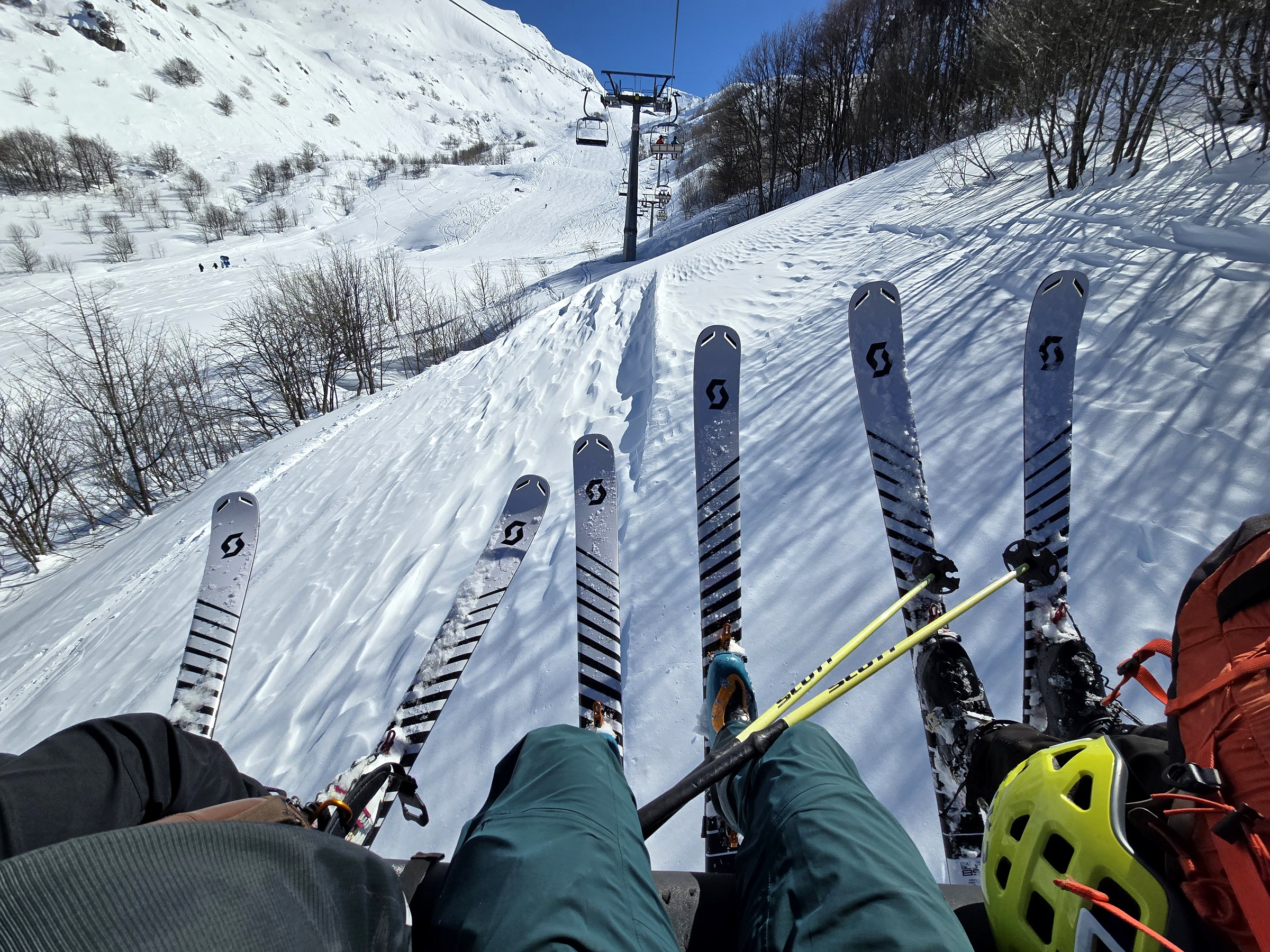 Skis alignés sur le télésiège pendant la traversée à ski des Alpes ligures, au jour 1 de l’itinérance.