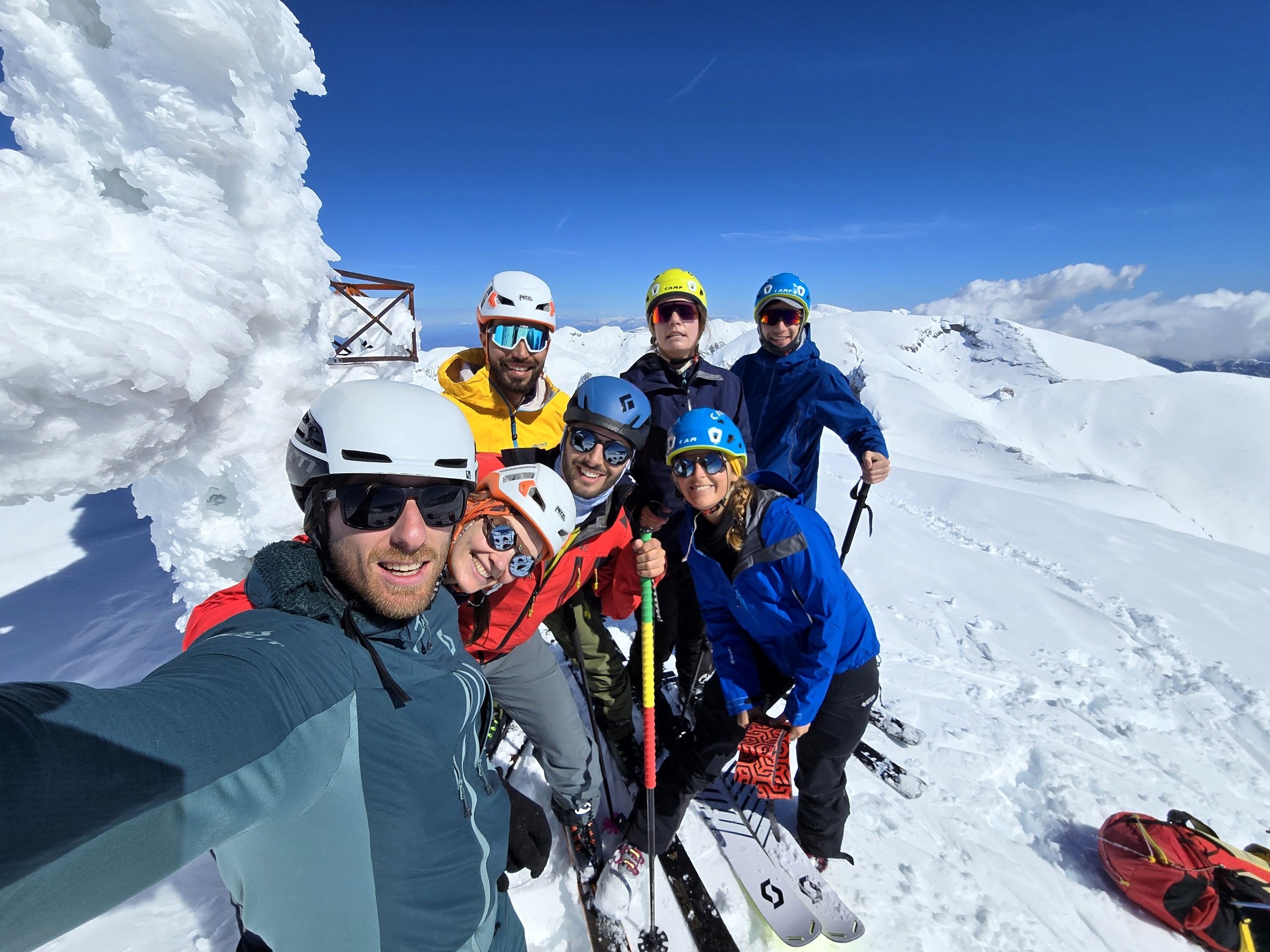Groupe réuni sur un sommet pendant la traversée à ski des Alpes ligures, au jour 2 de l’itinérance.