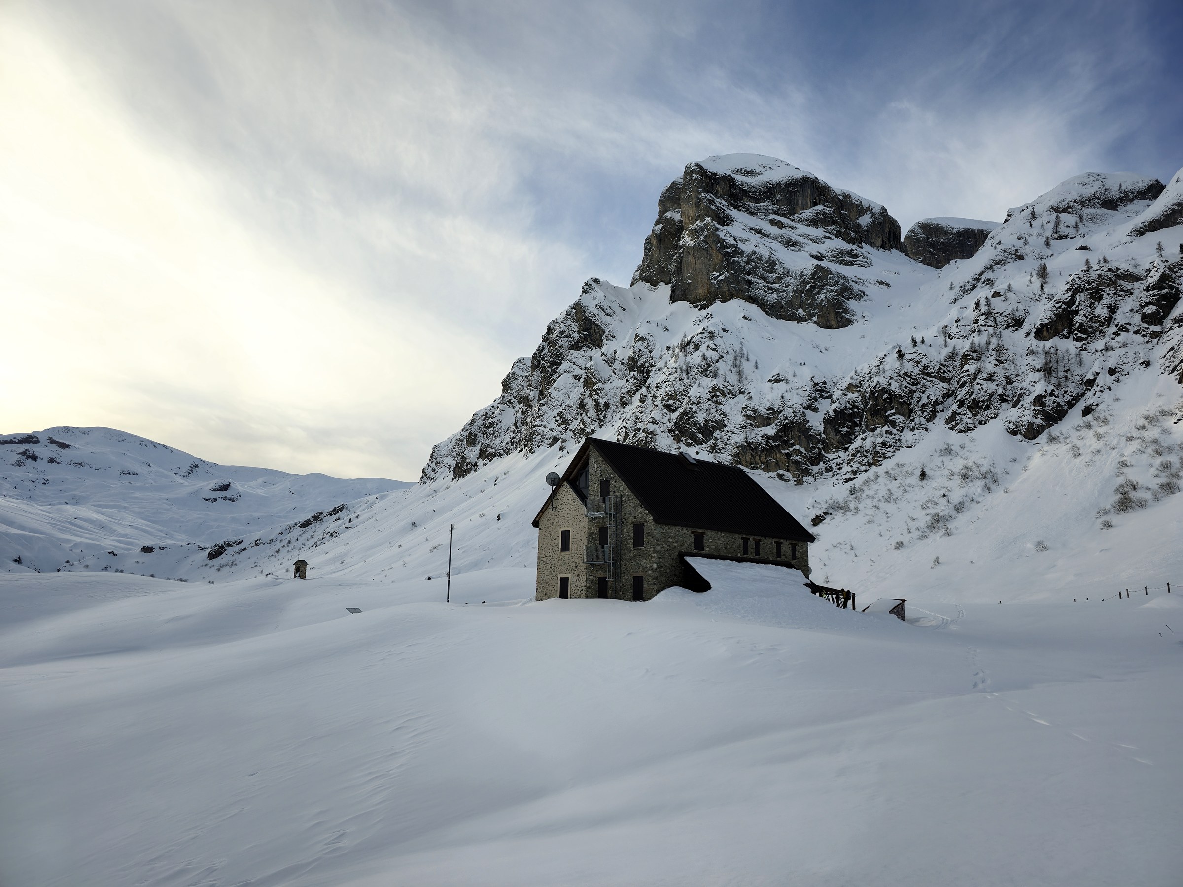 Chapelle isolée dans la neige pendant la traversée à ski des Alpes ligures, au jour 4 de l’itinérance.