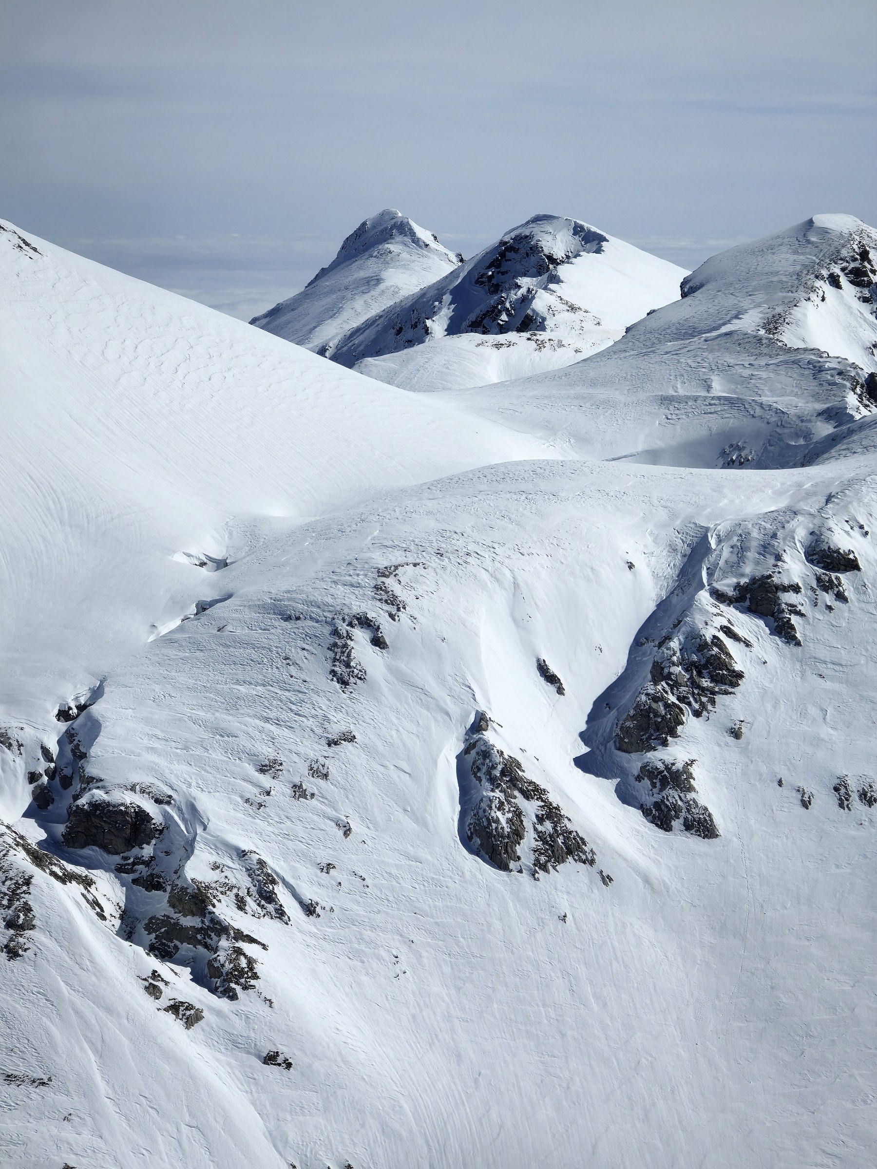 Versant escarpé des alpes ligures pendant la traversée à ski des Alpes ligures, au jour 4 de l’itinérance.