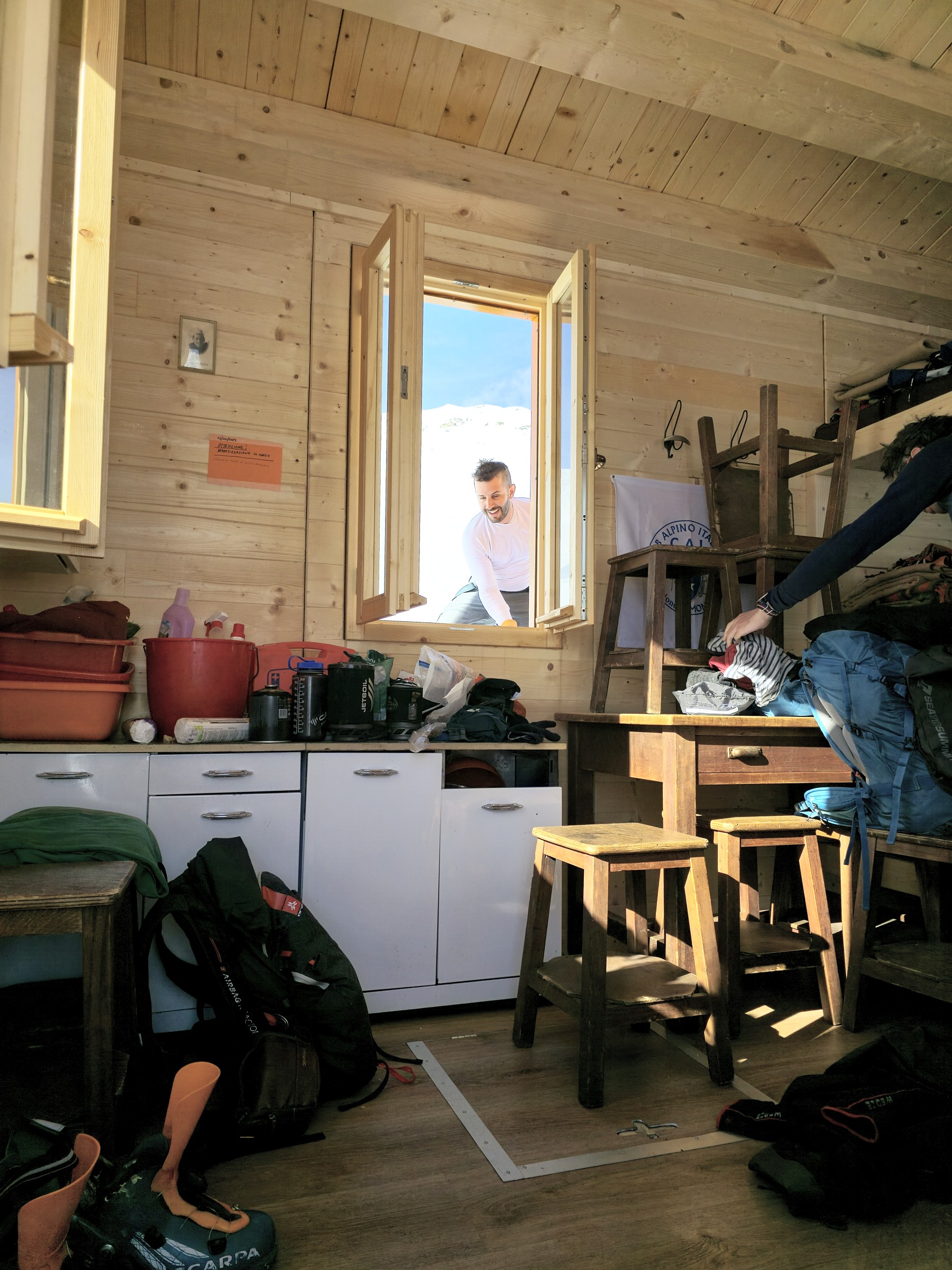 Intérieur simple d’une cabane pendant la traversée à ski des Alpes ligures, au jour 4 de l’itinérance.