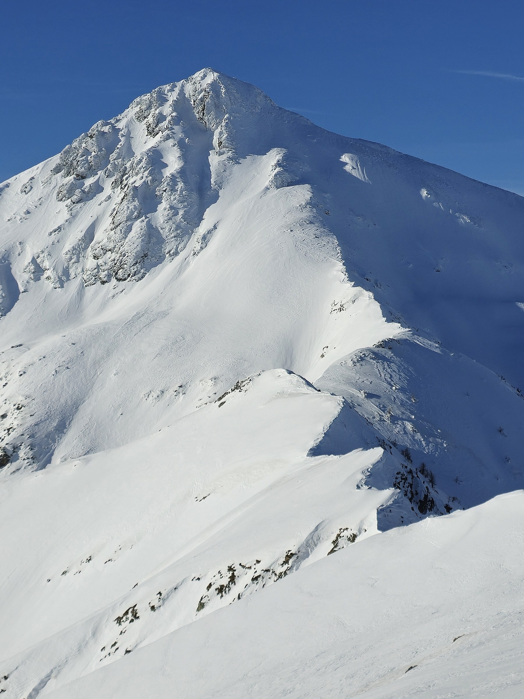 Arête blanche entre les sommets pendant la traversée à ski des Alpes ligures, au jour 5 de l’itinérance.