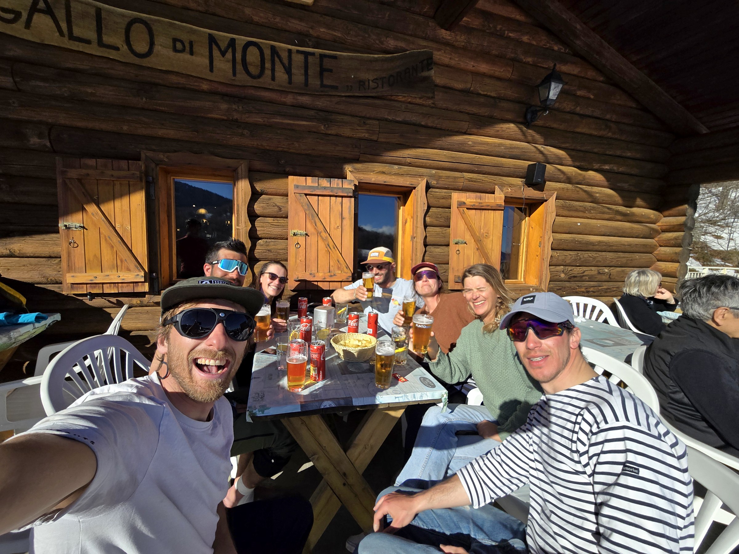 Déjeuner au soleil sur une terrasse pendant la traversée à ski des Alpes ligures, au jour 5 de l’itinérance.