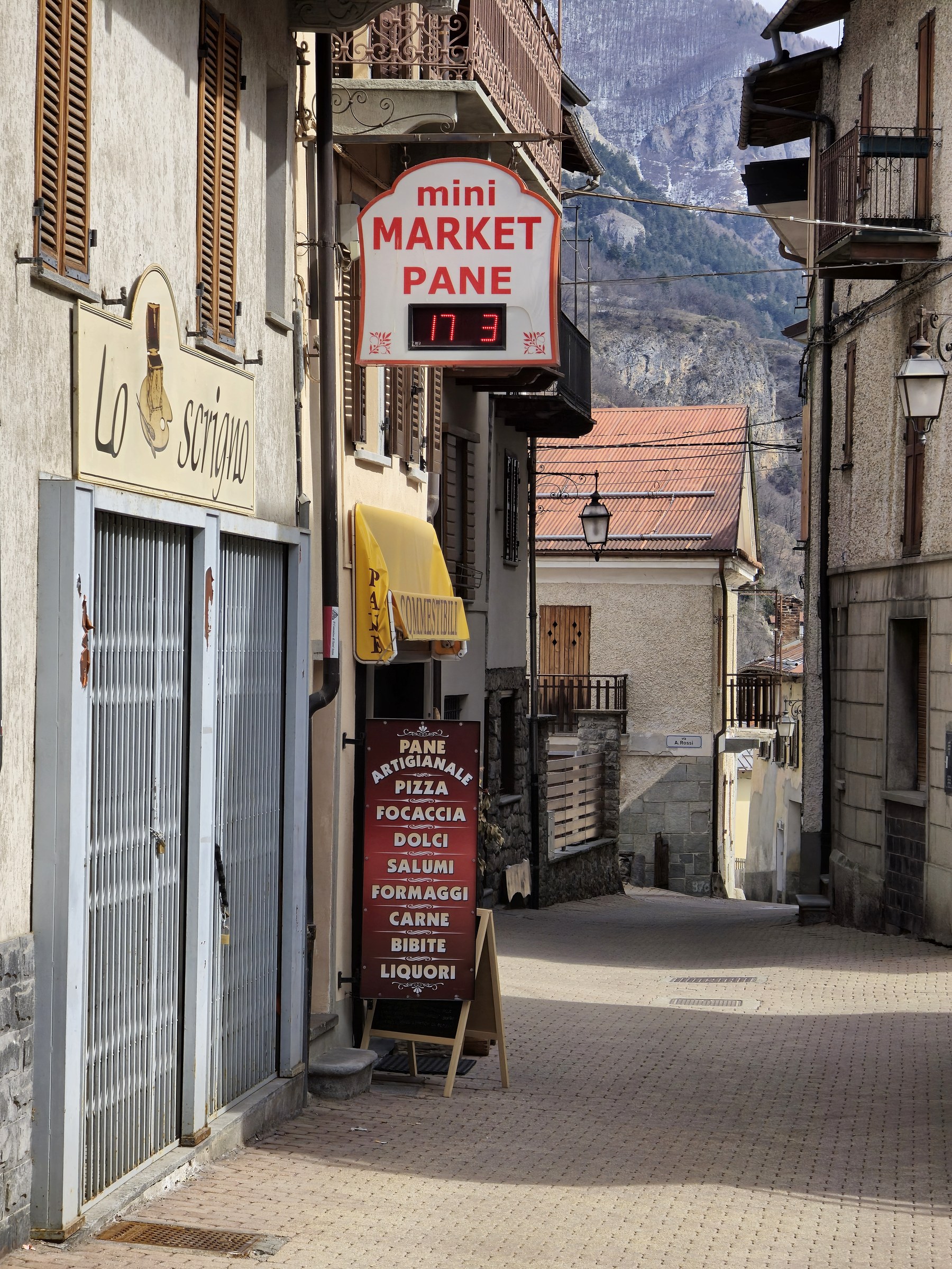 Rue d’un village alpin pendant la traversée à ski des Alpes ligures, au jour 5 de l’itinérance.