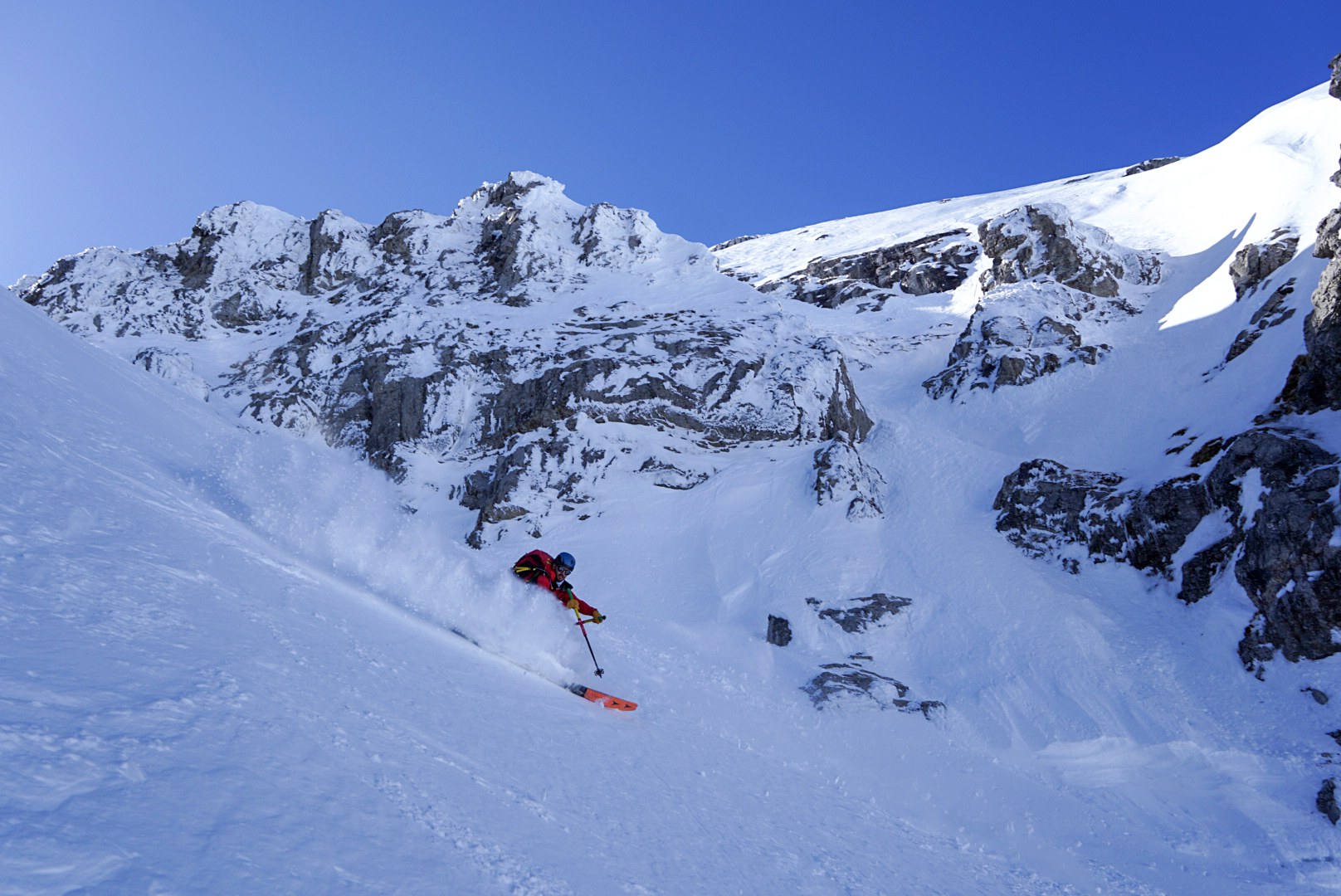 Descente dans une pente soutenue pendant la traversée à ski des Alpes ligures, au jour 2 de l’itinérance.