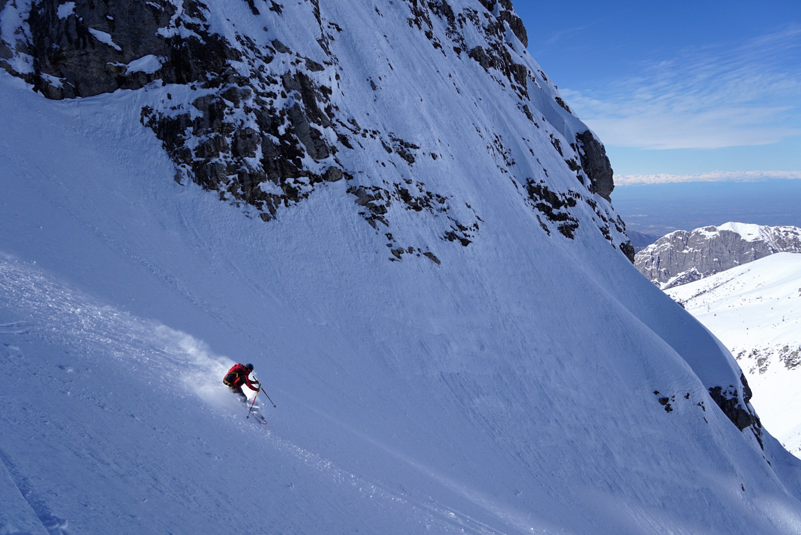 Virage sous les falaises pendant la traversée à ski des Alpes ligures, au jour 2 de l’itinérance.