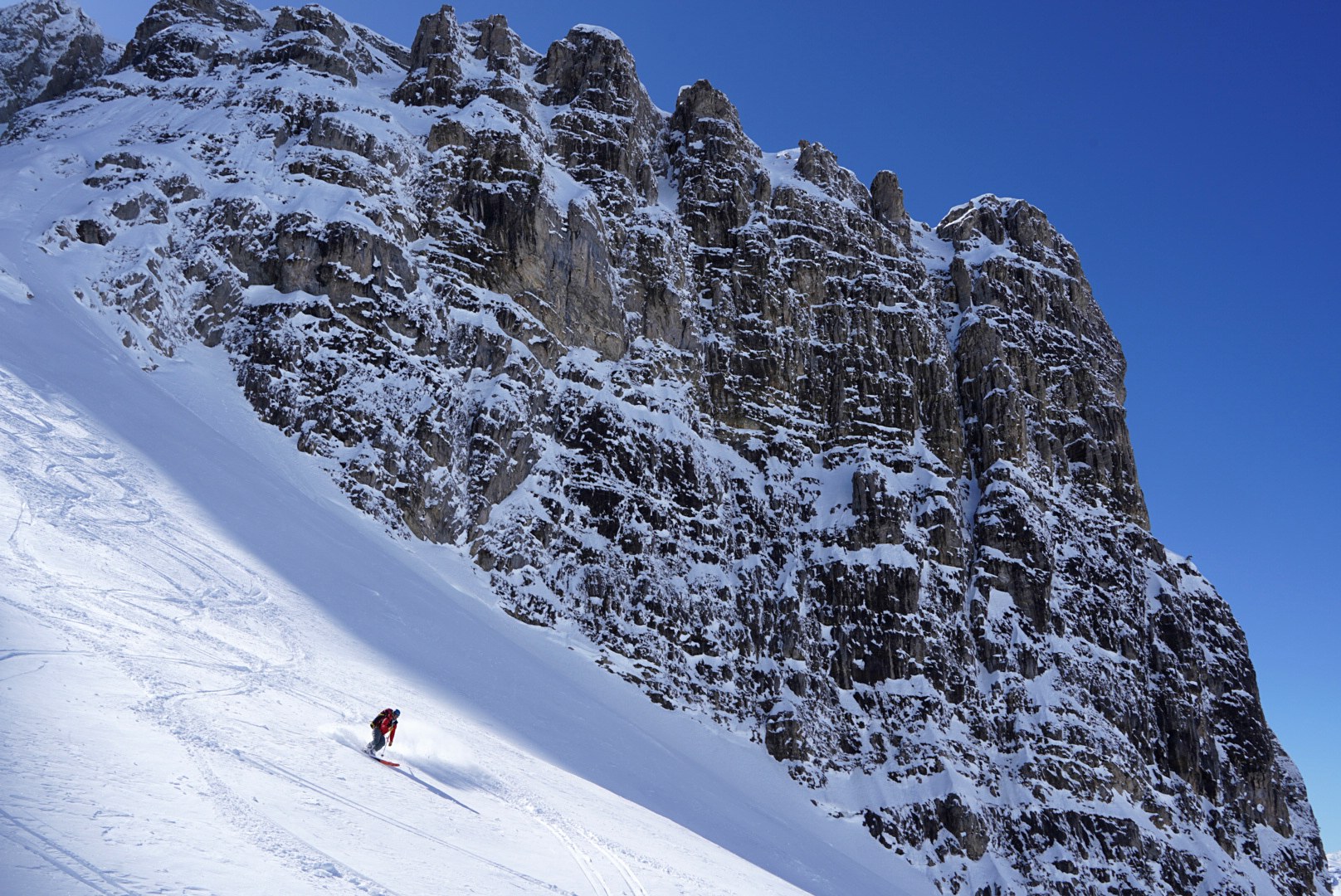 Ski sous les tours calcaires pendant la traversée à ski des Alpes ligures, au jour 2 de l’itinérance.