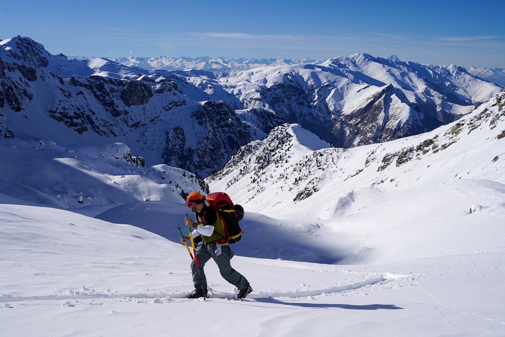 Montée en conversion vers le col pendant la traversée à ski des Alpes ligures, au jour 2 de l’itinérance.