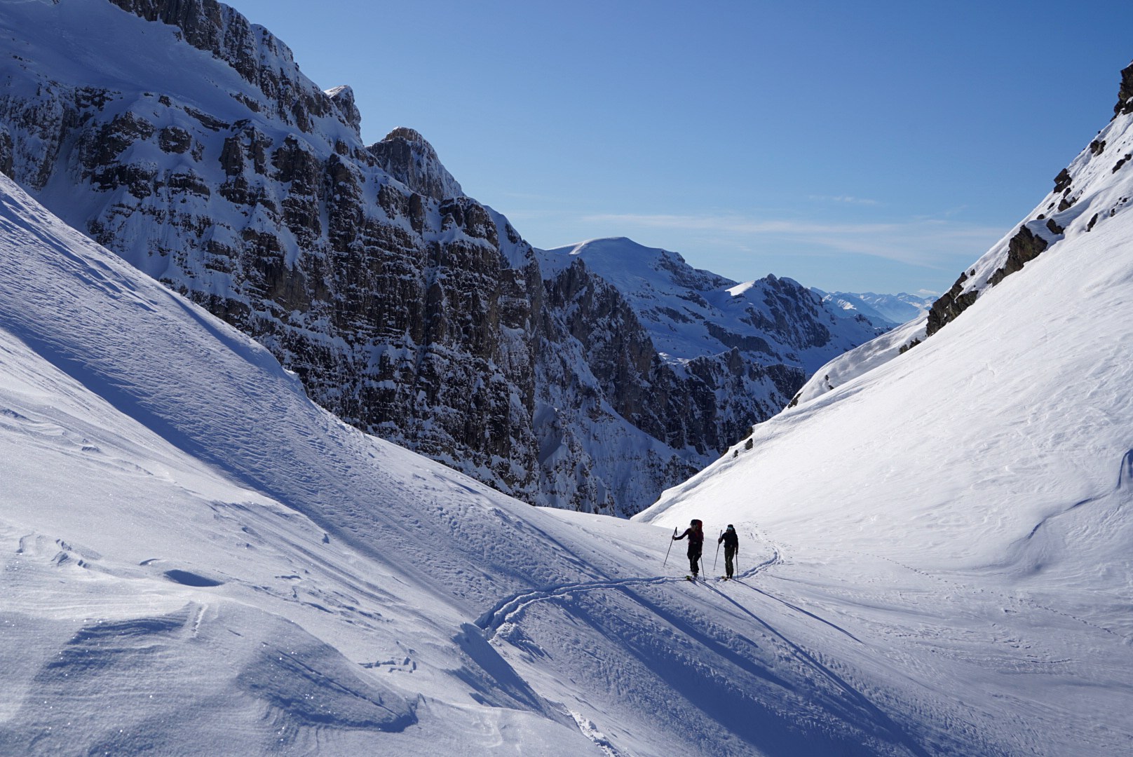 Groupe progressant dans un vallon pendant la traversée à ski des Alpes ligures, au jour 2 de l’itinérance.