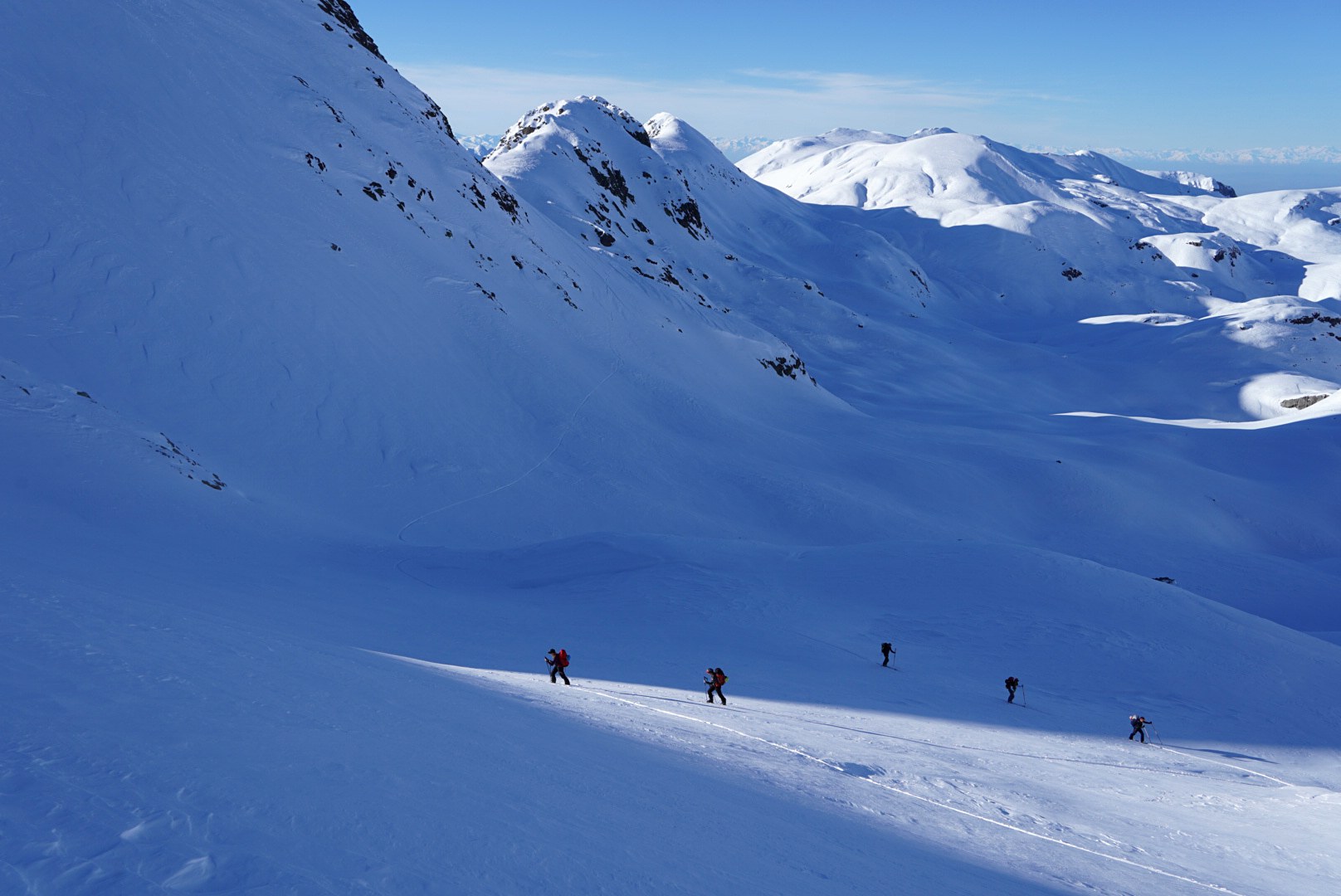 Traversée d’un vaste plateau blanc pendant la traversée à ski des Alpes ligures, au jour 2 de l’itinérance.