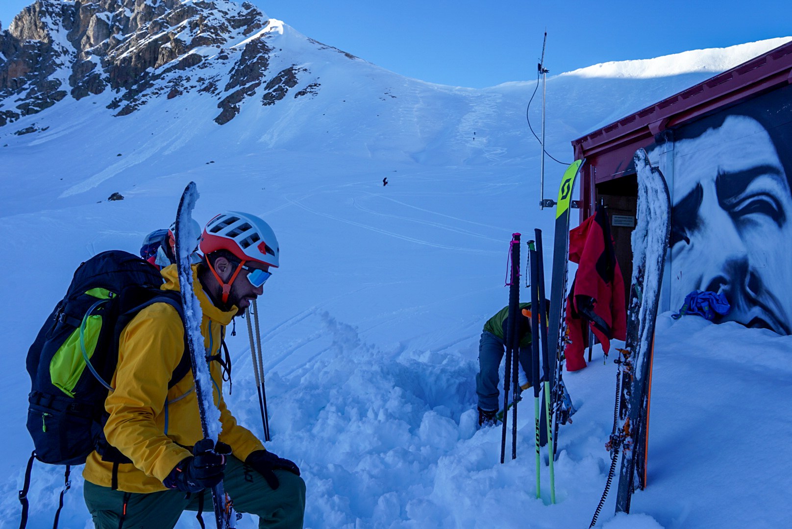 Arrivée du groupe à la cabane pendant la traversée à ski des Alpes ligures, au jour 2 de l’itinérance.