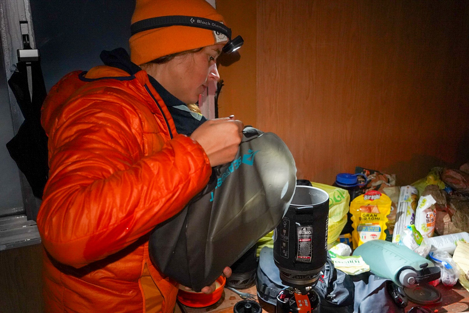 Préparation du dîner dans la cabane pendant la traversée à ski des Alpes ligures, au jour 2 de l’itinérance.