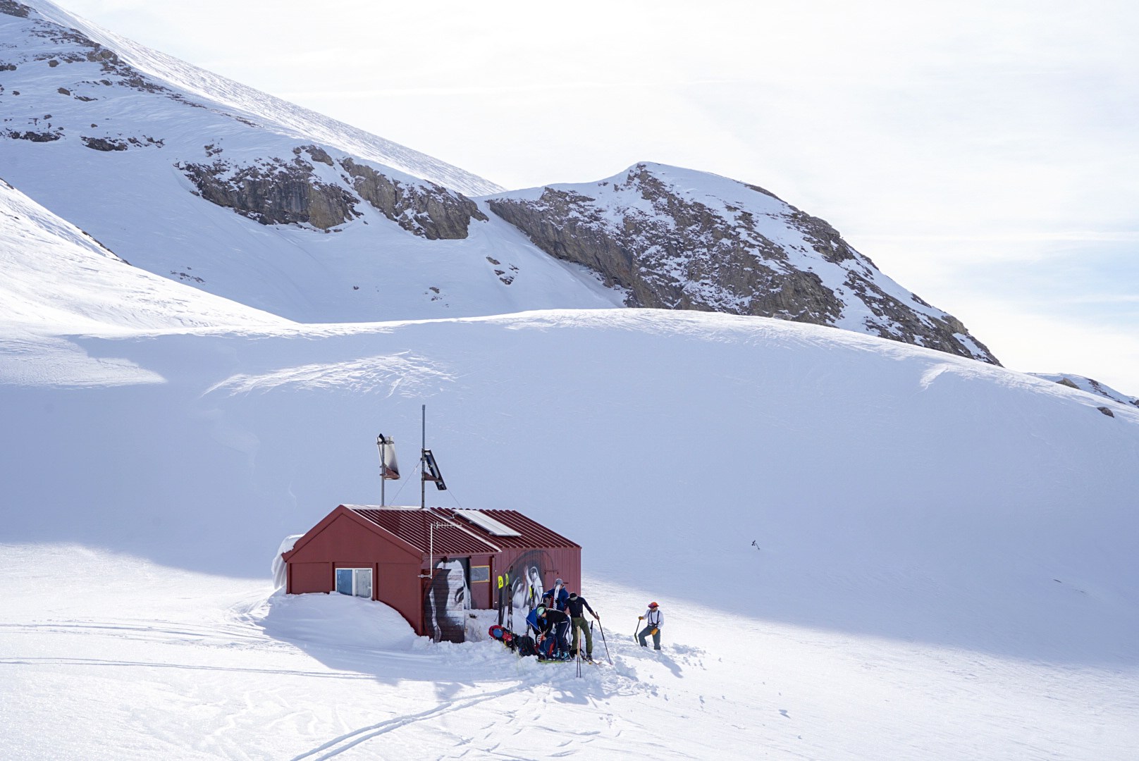 Groupe réuni dans le refuge pendant la traversée à ski des Alpes ligures, au jour 3 de l’itinérance.