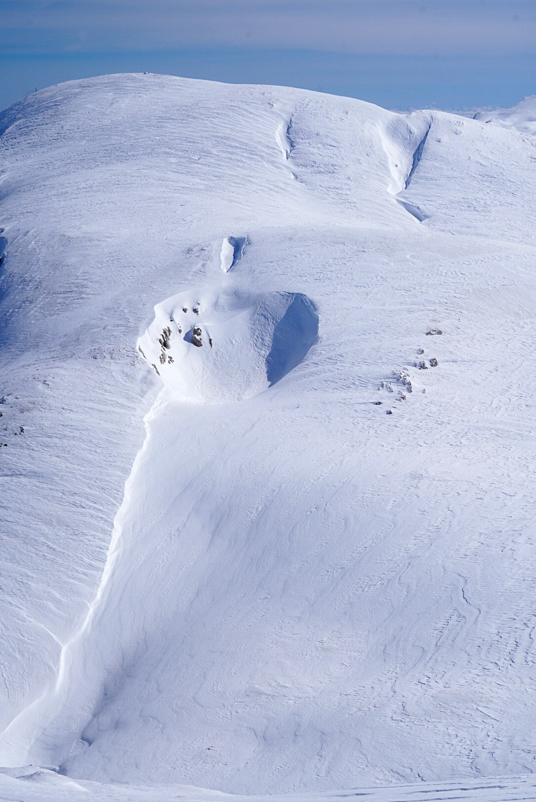Trace sinueuse sur une crête pendant la traversée à ski des Alpes ligures, au jour 3 de l’itinérance.