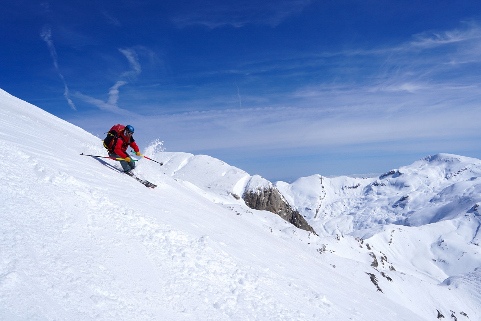 Virage en poudreuse au-dessus des vallées pendant la traversée à ski des Alpes ligures, au jour 3 de l’itinérance.