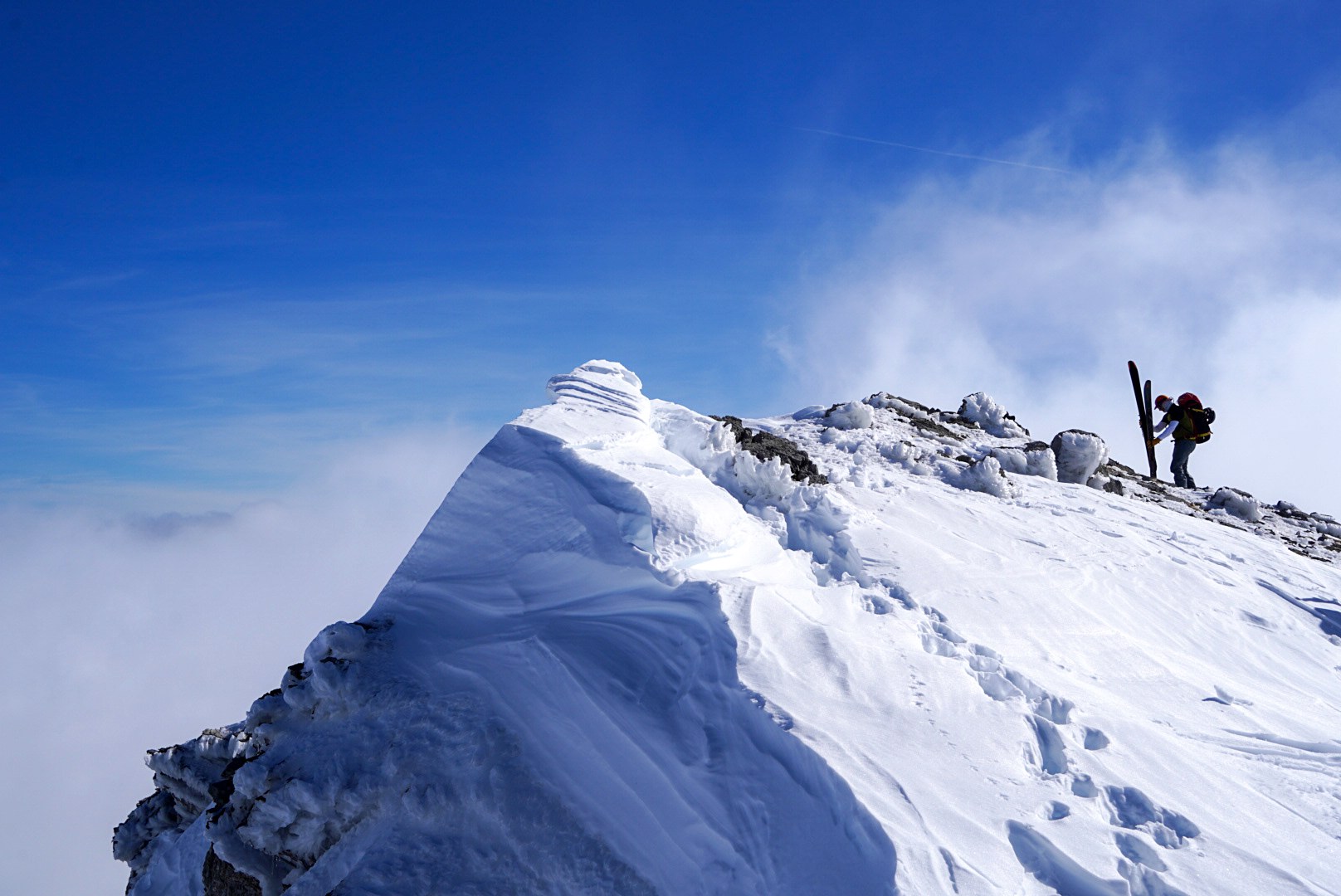 Franchissement d’une corniche sommitale pendant la traversée à ski des Alpes ligures, au jour 3 de l’itinérance.