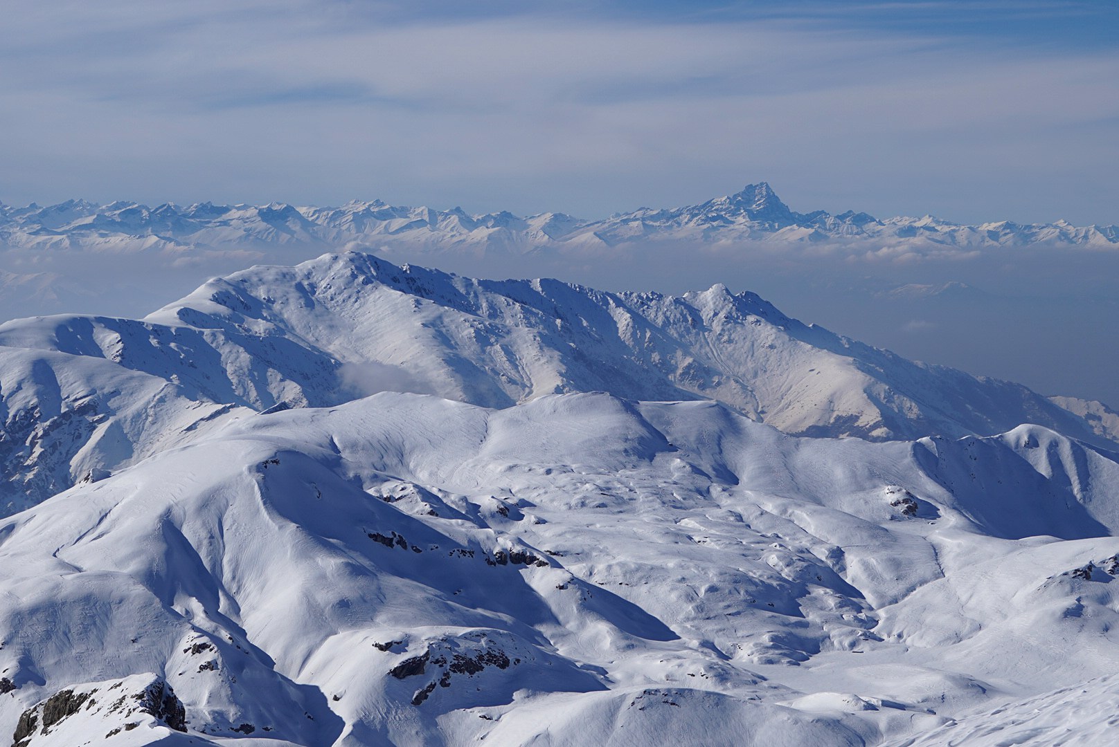 Panorama sur les alpes ligures pendant la traversée à ski des Alpes ligures, au jour 3 de l’itinérance.