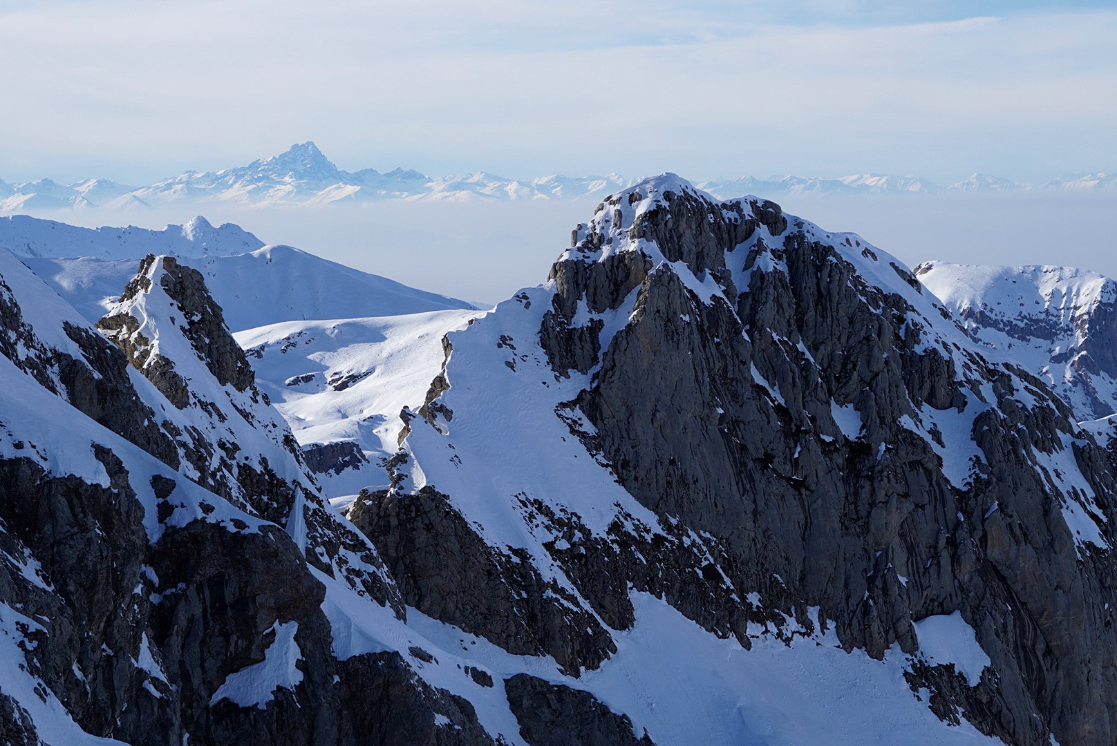 Forteresse rocheuse au-dessus des nuages pendant la traversée à ski des Alpes ligures, au jour 3 de l’itinérance.