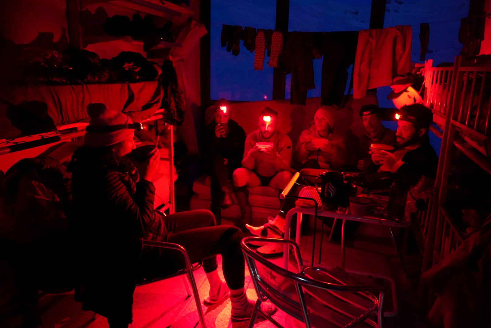 Soirée à la lumière rouge pendant la traversée à ski des Alpes ligures, au jour 3 de l’itinérance.