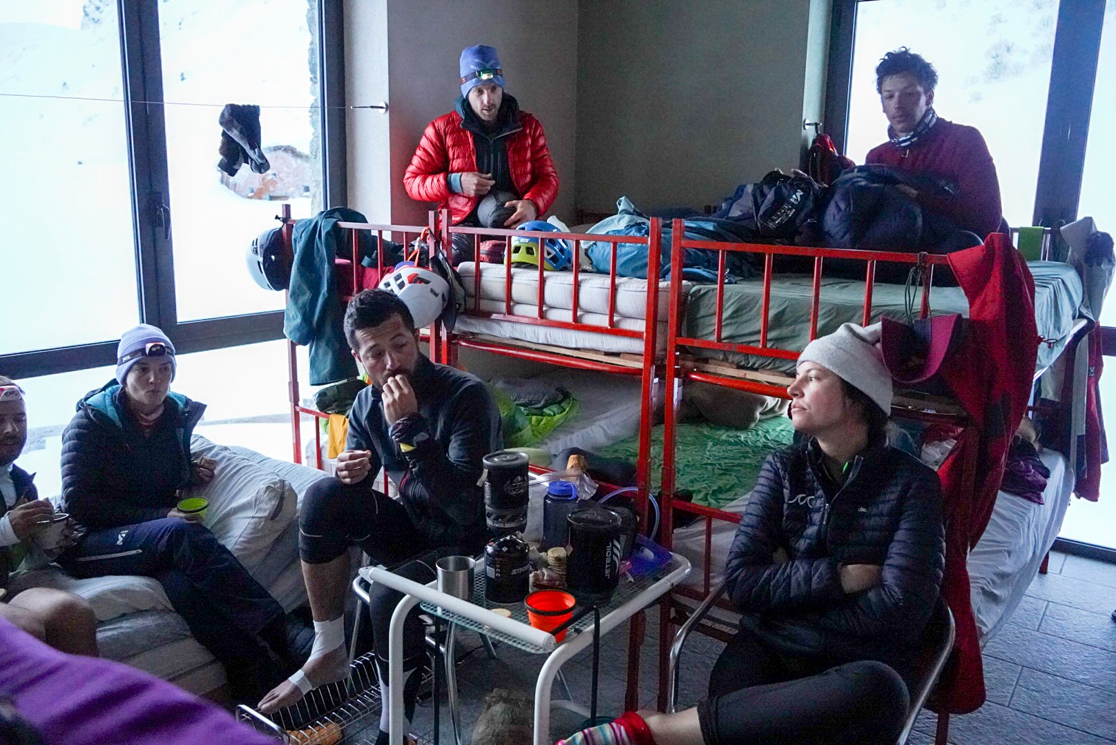 Repos du groupe sur les couchettes pendant la traversée à ski des Alpes ligures, au jour 4 de l’itinérance.
