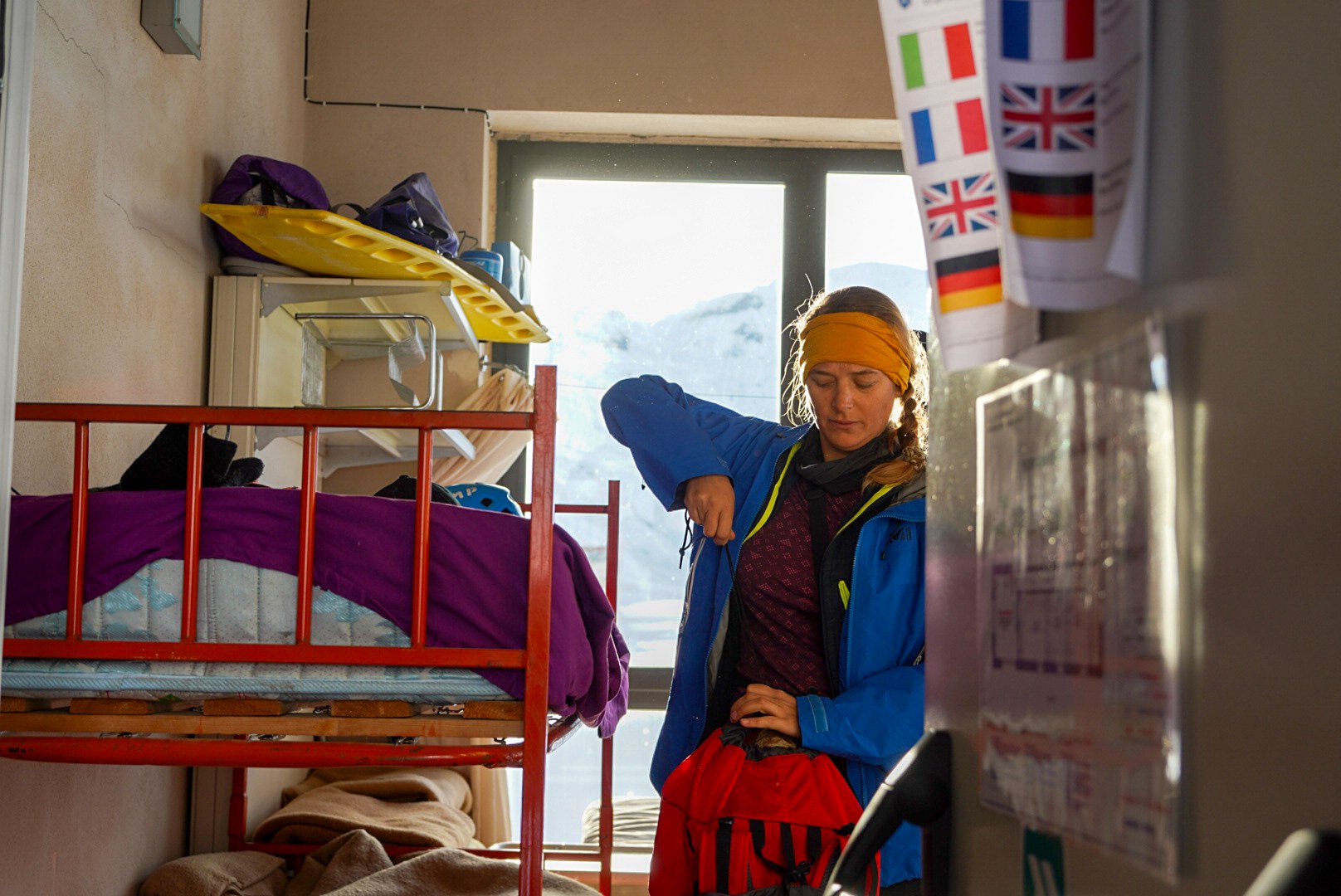 Préparation des vêtements avant le départ pendant la traversée à ski des Alpes ligures, au jour 4 de l’itinérance.