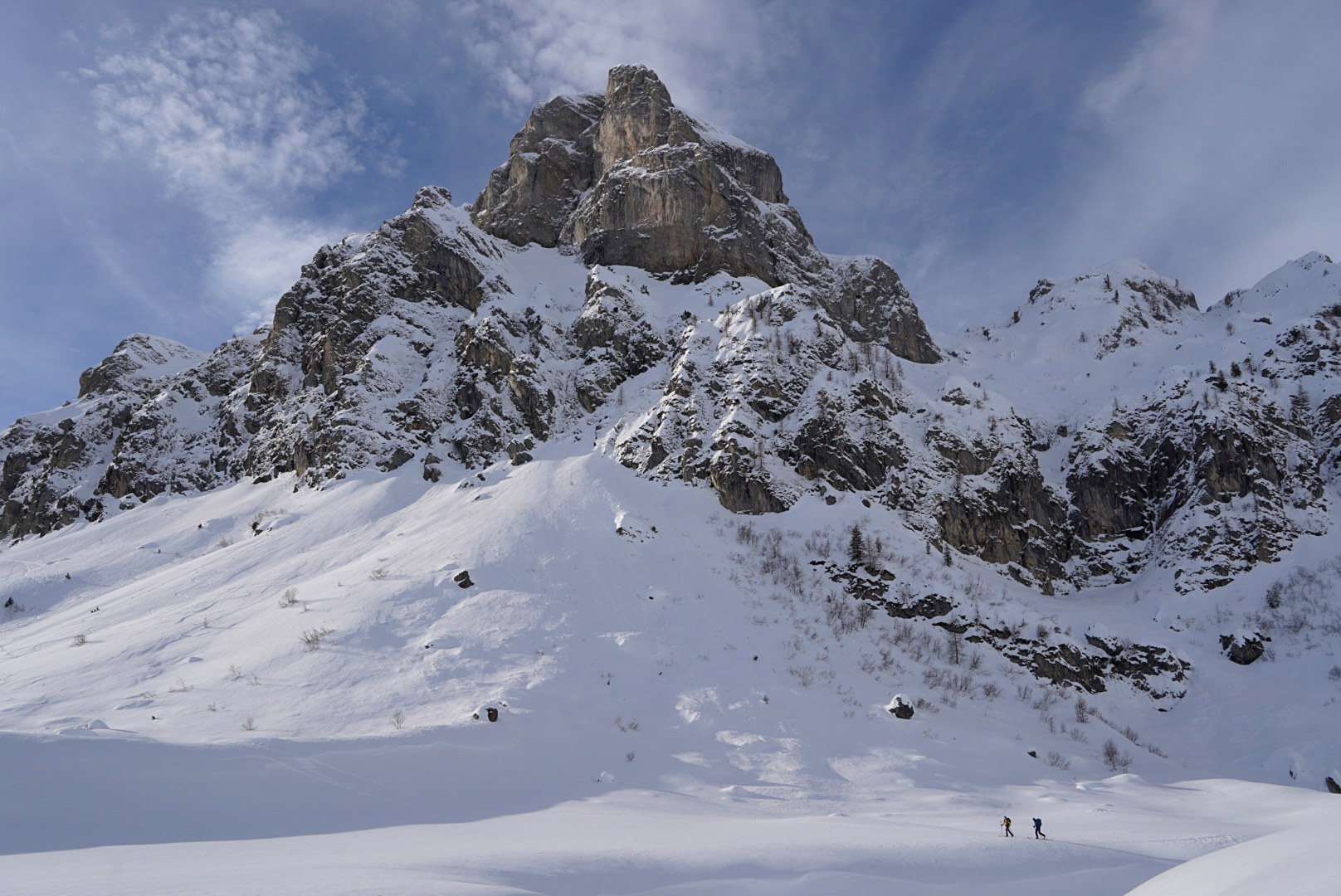 Sommet rocheux dans la lumière matinale pendant la traversée à ski des Alpes ligures, au jour 4 de l’itinérance.