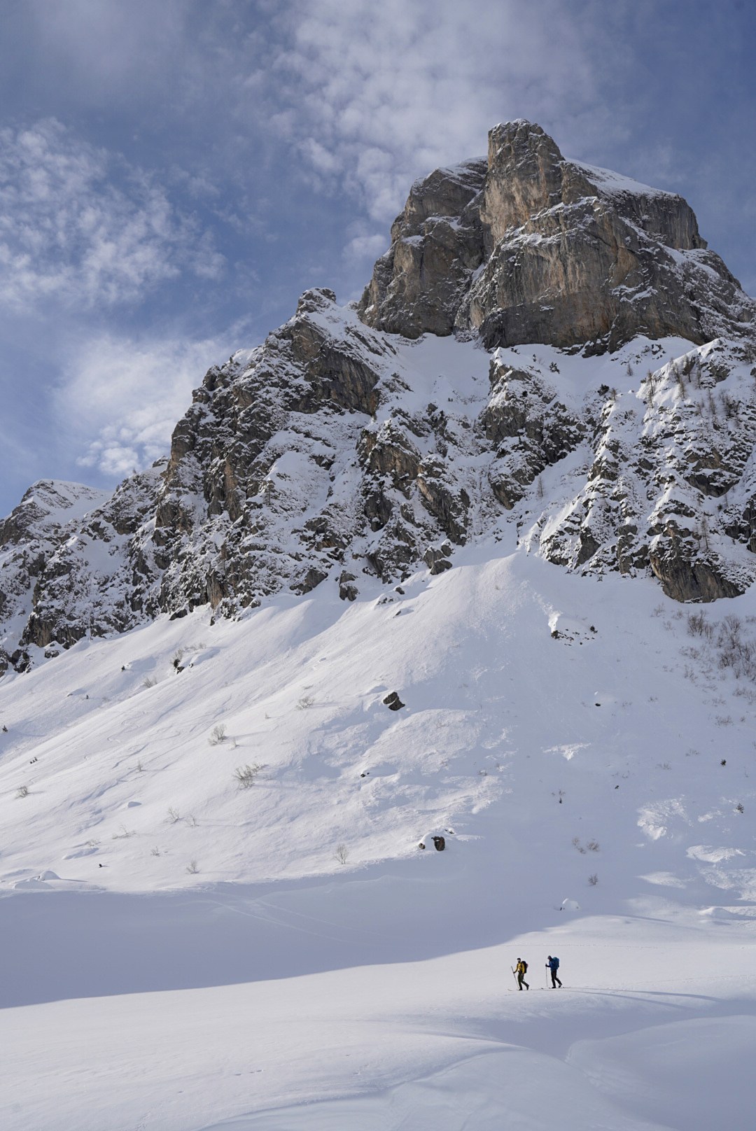 Groupe minuscule sous le sommet pendant la traversée à ski des Alpes ligures, au jour 4 de l’itinérance.
