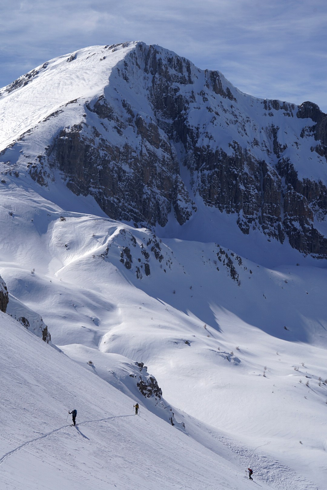 Longue descente vers le vallon pendant la traversée à ski des Alpes ligures, au jour 4 de l’itinérance.