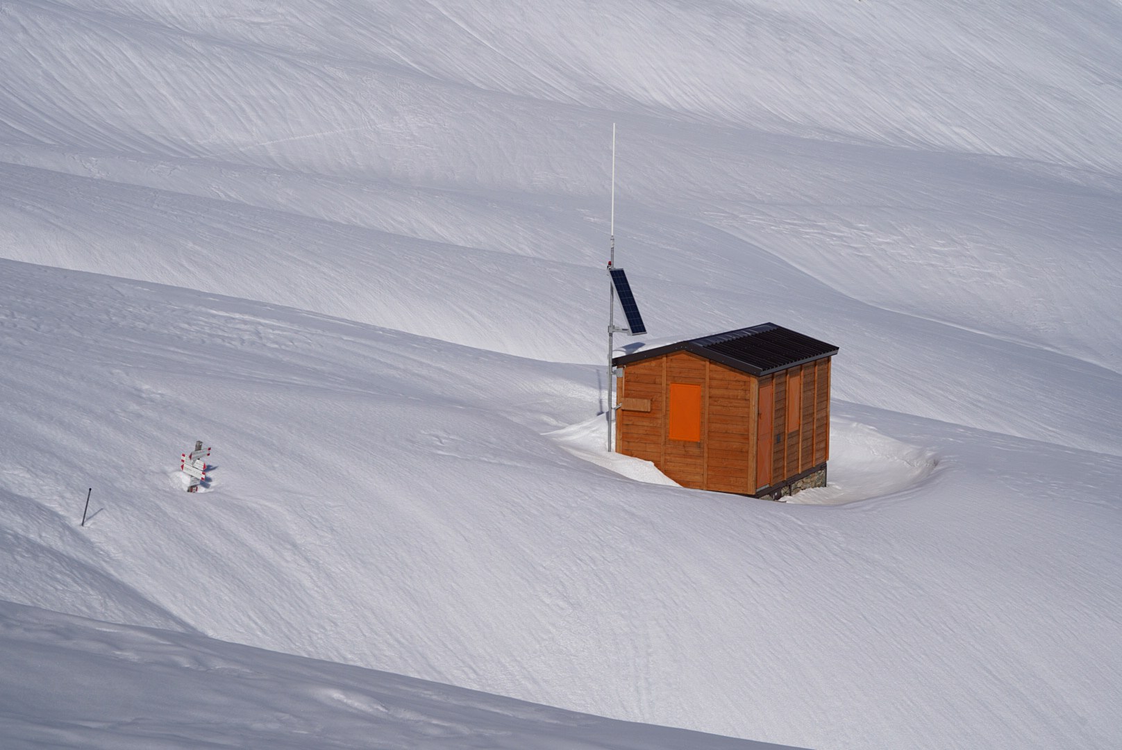 Cabane presque ensevelie sous la neige pendant la traversée à ski des Alpes ligures, au jour 4 de l’itinérance.
