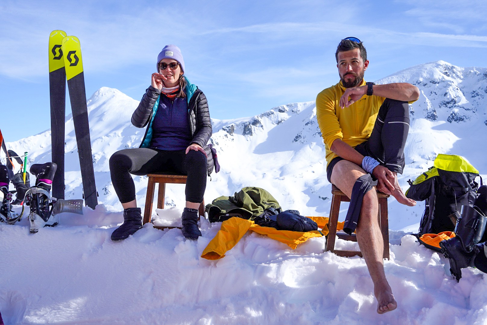 Repos du groupe devant les skis pendant la traversée à ski des Alpes ligures, au jour 4 de l’itinérance.