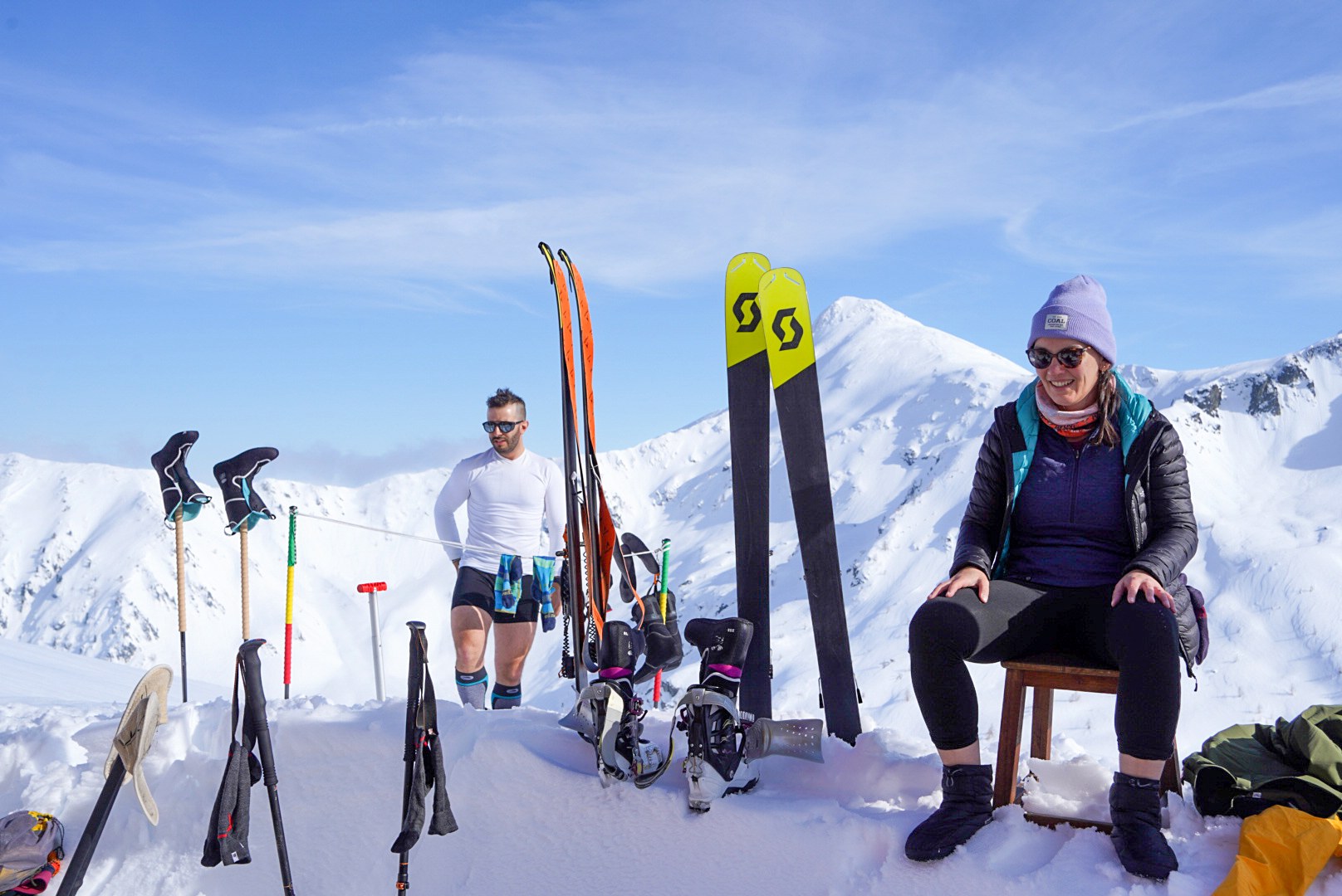 Seconde pause au soleil devant les sommets pendant la traversée à ski des Alpes ligures, au jour 4 de l’itinérance.