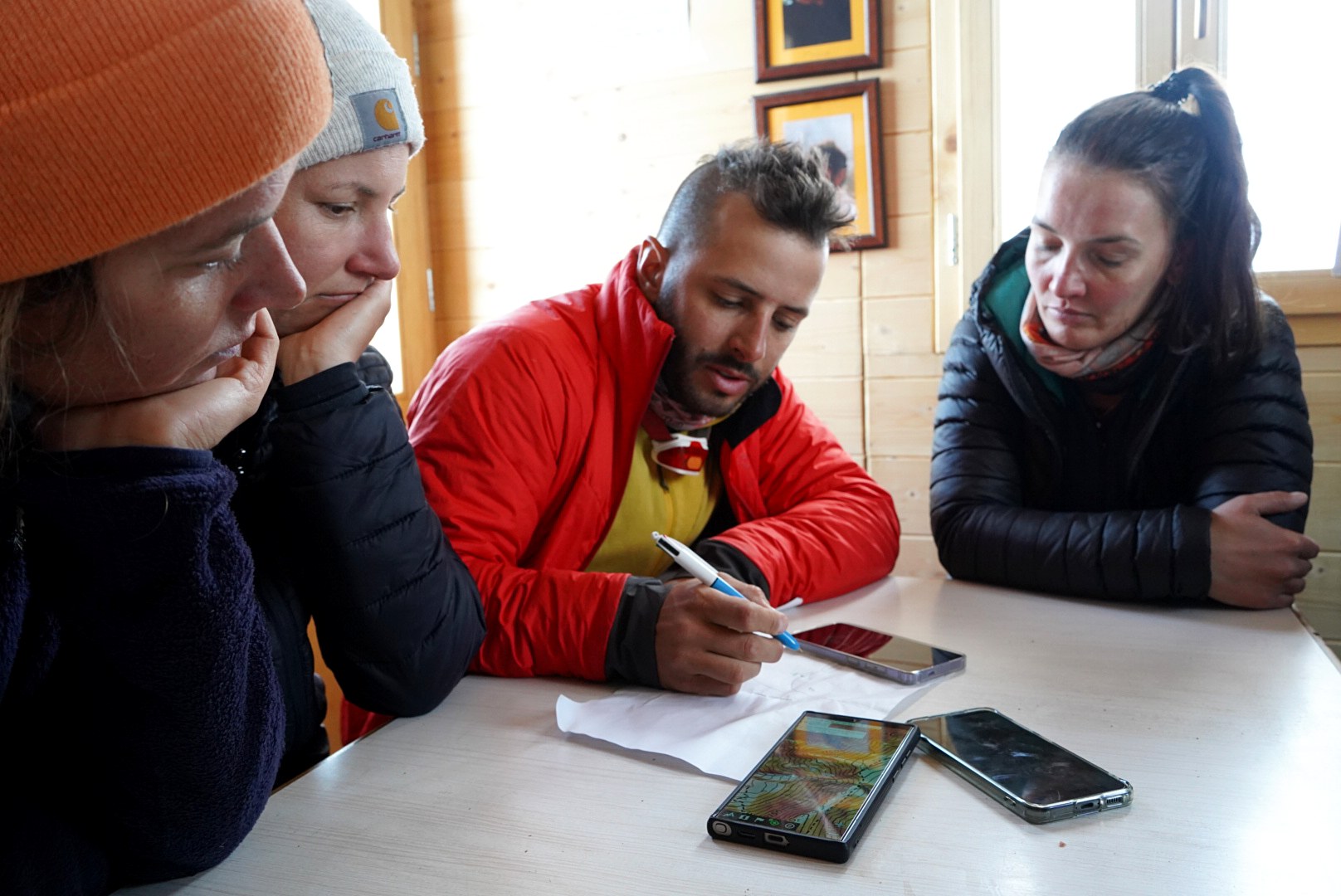 Préparation de l’itinéraire sur les téléphones pendant la traversée à ski des Alpes ligures, au jour 4 de l’itinérance.