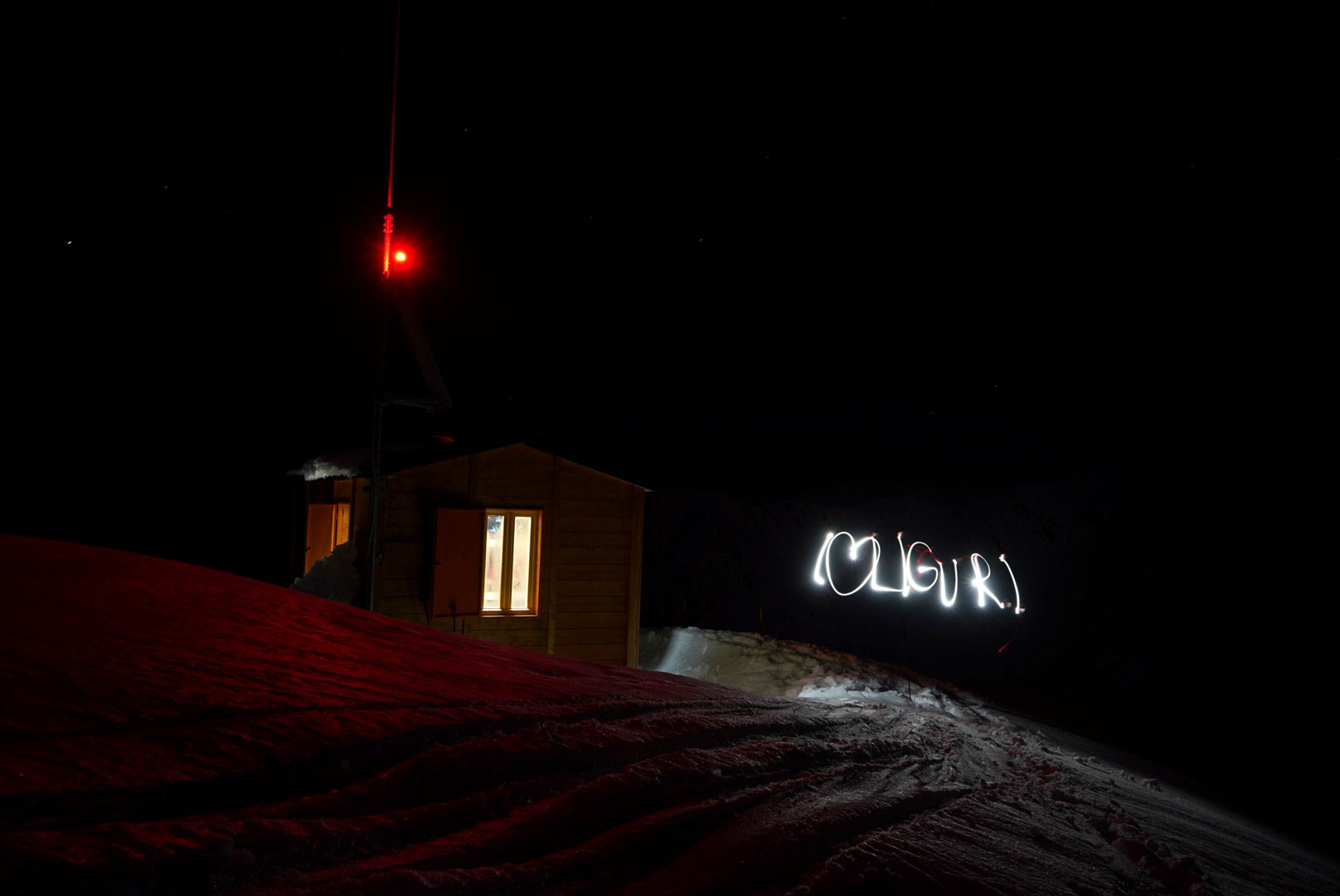 Cabane éclairée dans la nuit pendant la traversée à ski des Alpes ligures, au jour 4 de l’itinérance.