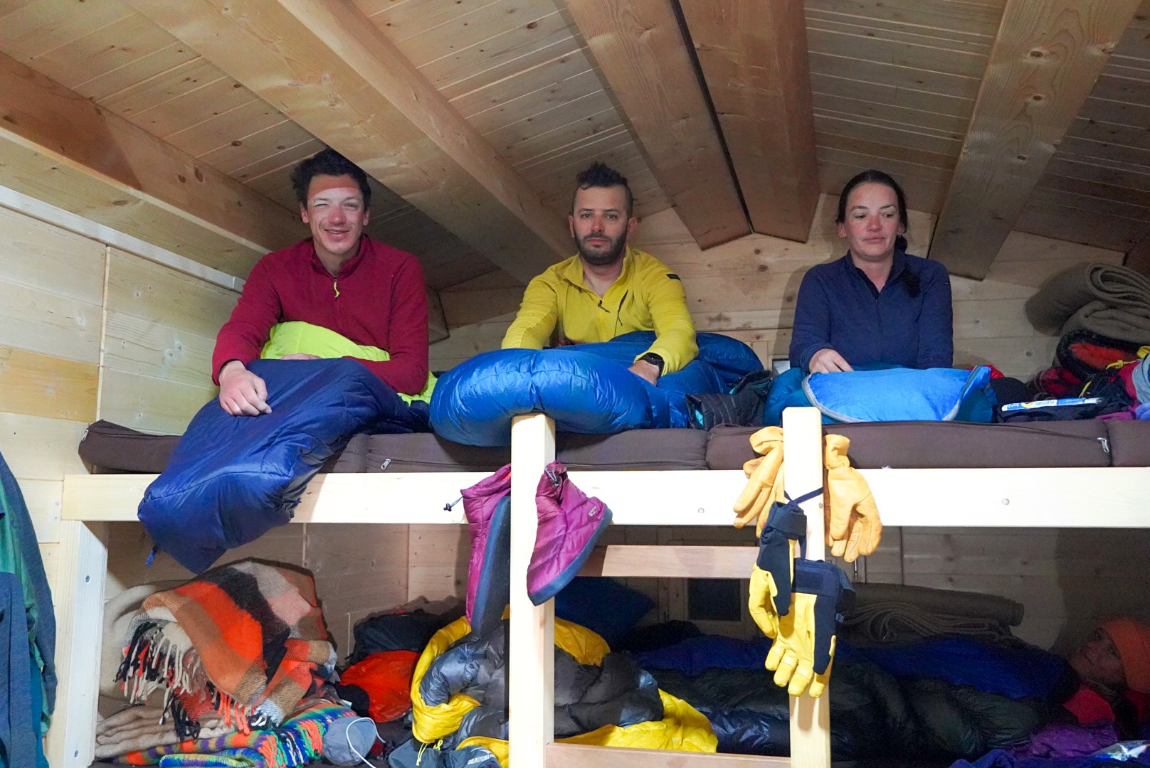 Réveil sur les couchettes de la cabane pendant la traversée à ski des Alpes ligures, au jour 5 de l’itinérance.