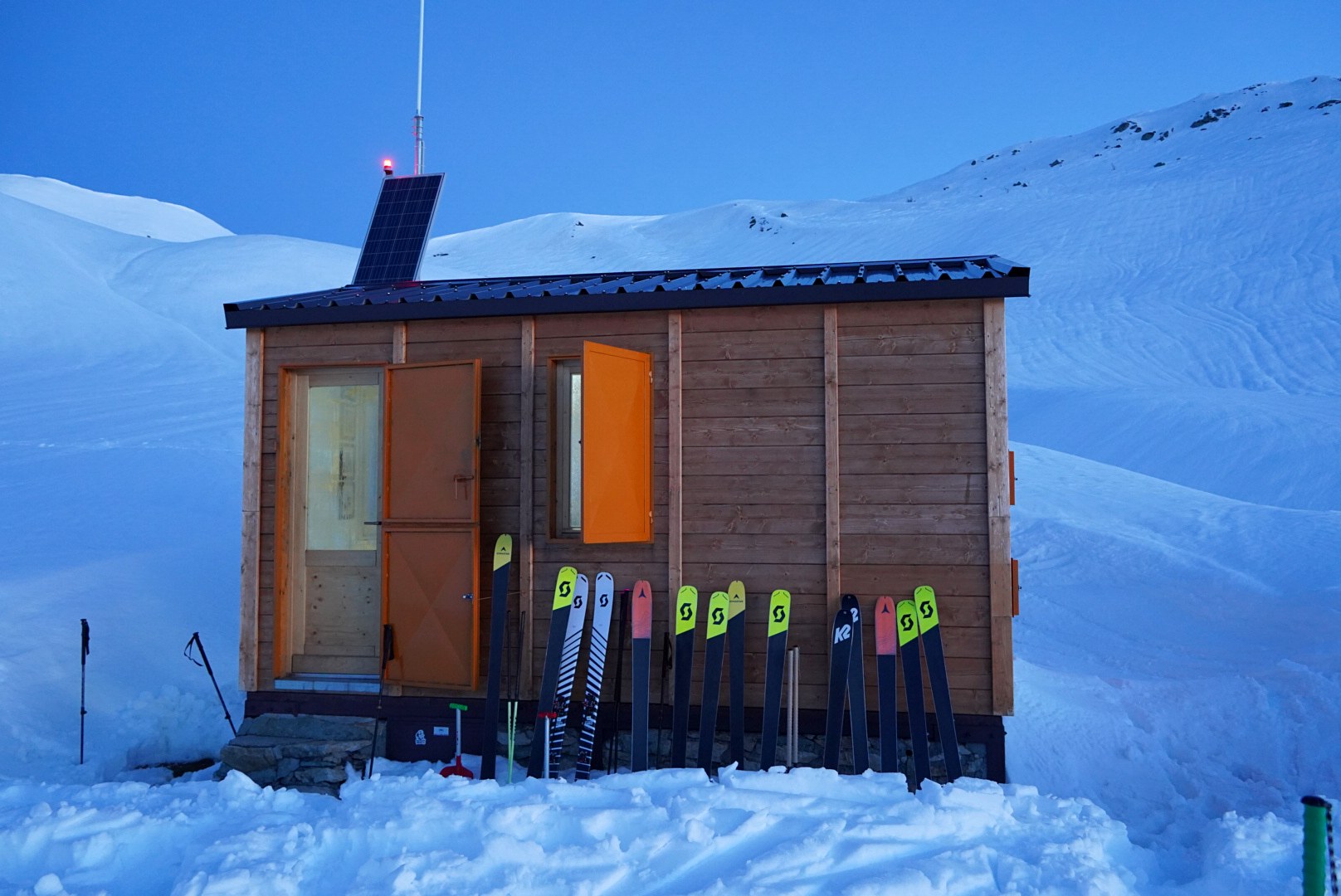 Cabane et skis aux premières lueurs pendant la traversée à ski des Alpes ligures, au jour 5 de l’itinérance.