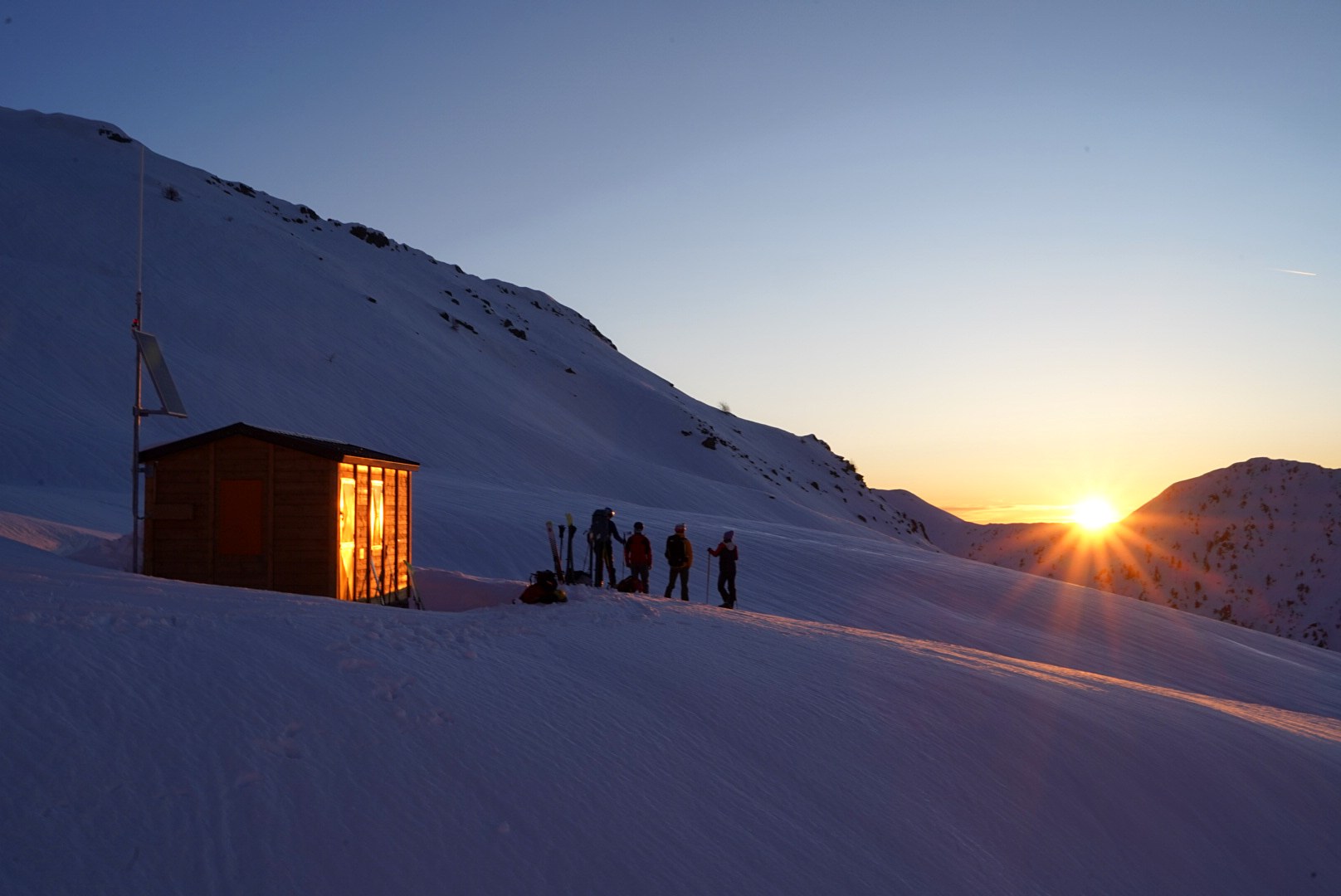 Départ du groupe au lever du soleil pendant la traversée à ski des Alpes ligures, au jour 5 de l’itinérance.