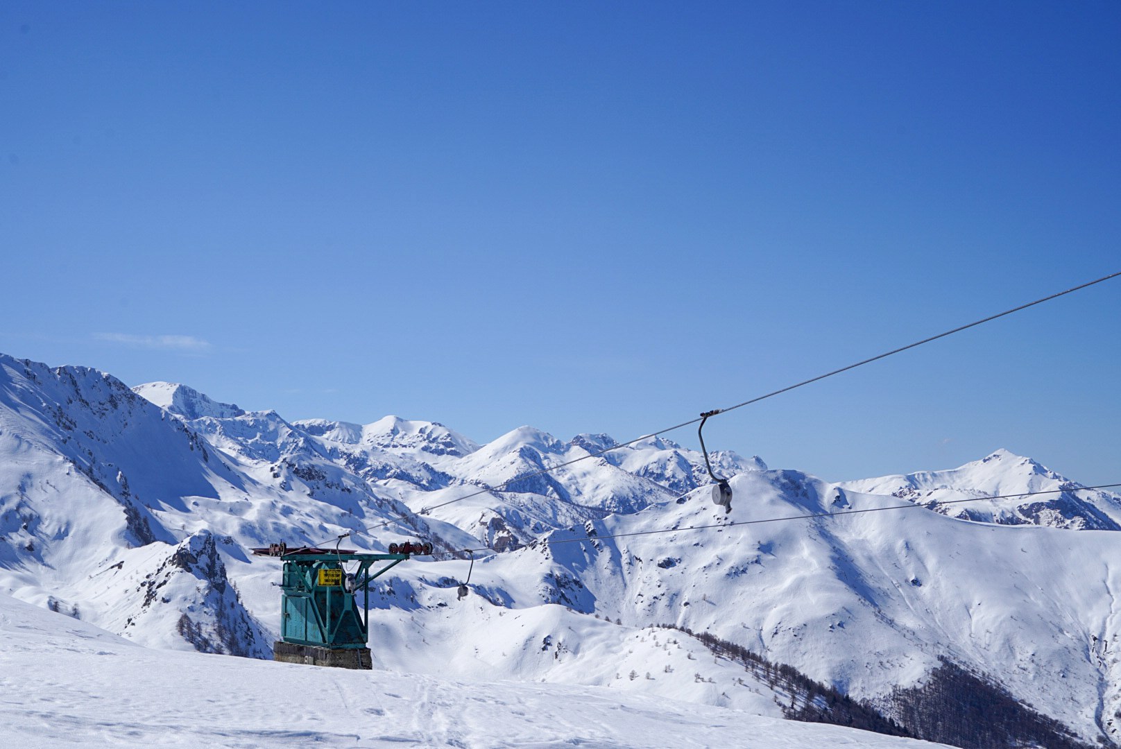 Télésiège face aux montagnes pendant la traversée à ski des Alpes ligures, au jour 5 de l’itinérance.