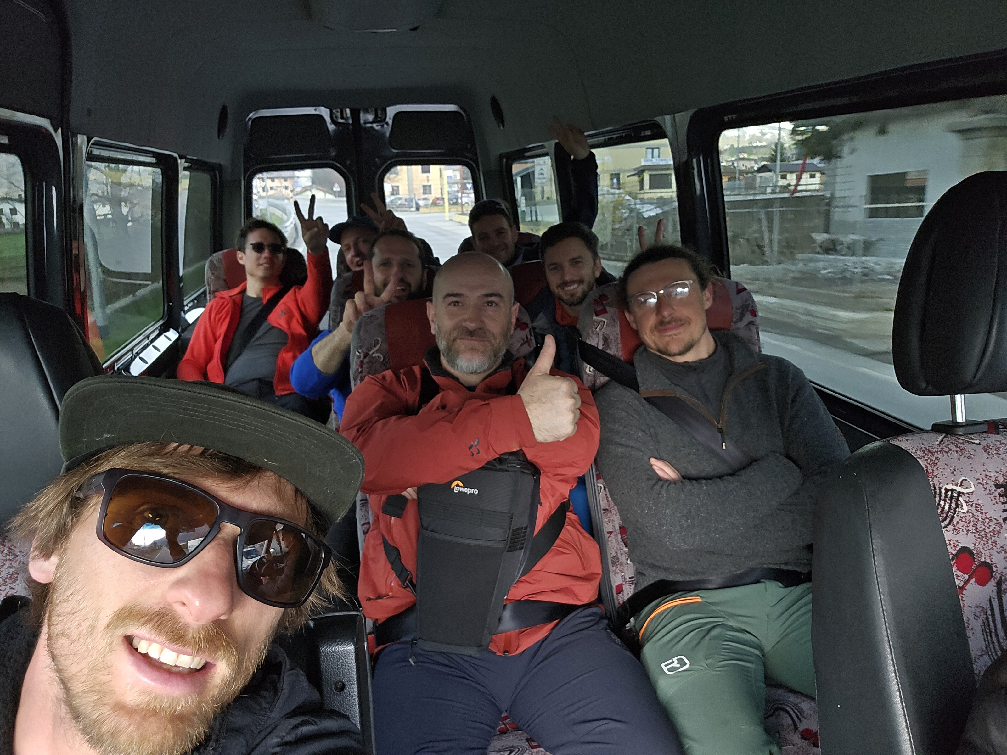 selfie de groupe dans le minibus au départ de Limone Piemonte