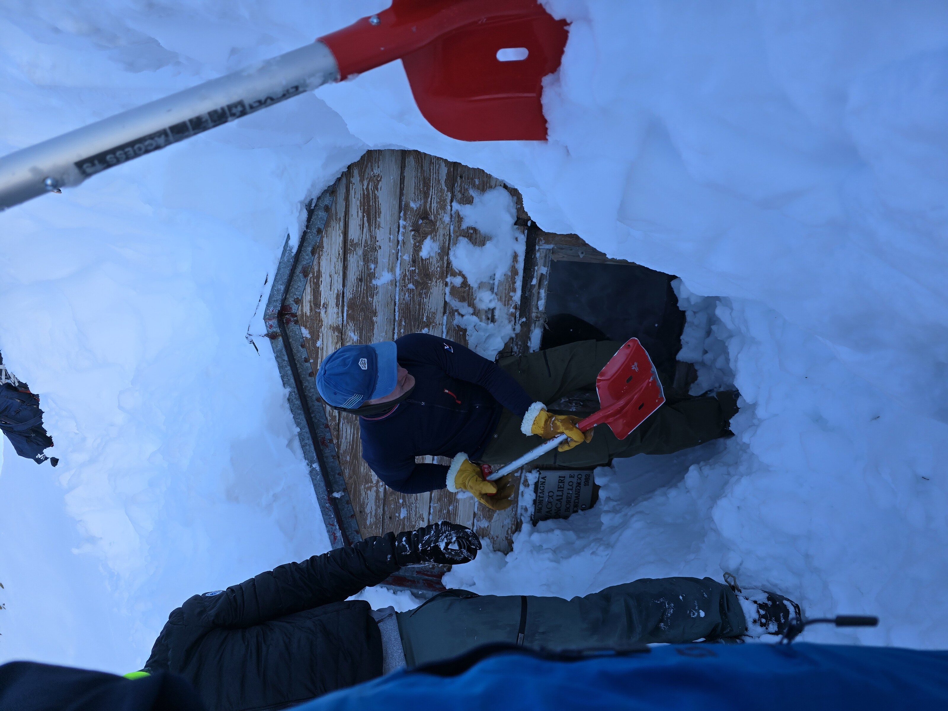recherche DVA dans la neige avec pelle pendant la traversée de l'Argentera
