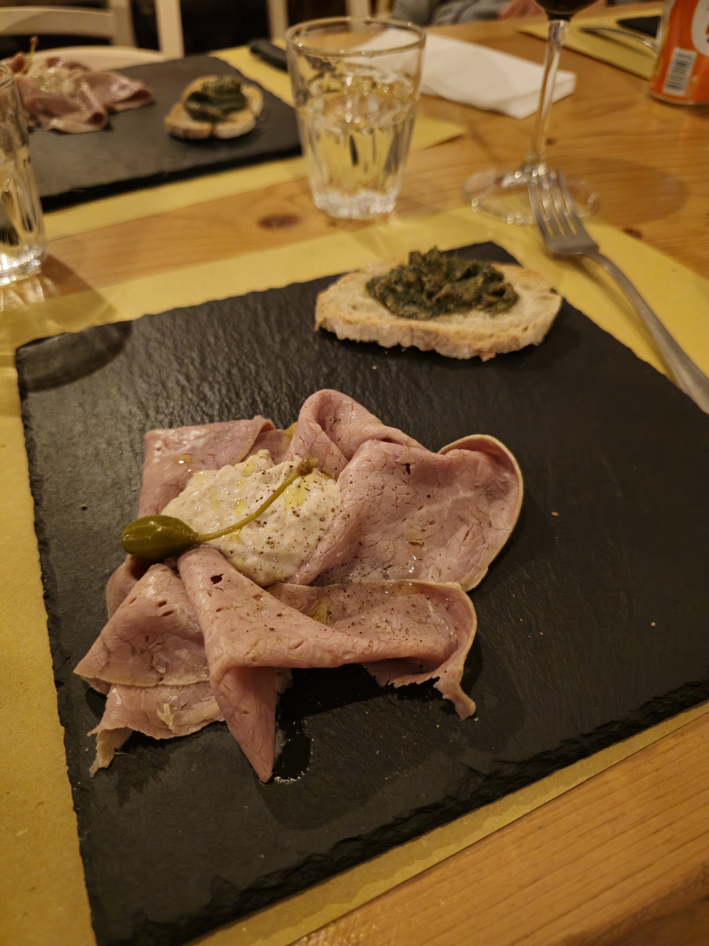 assiette de charcuterie servie au refuge pendant la traversée de l'Argentera