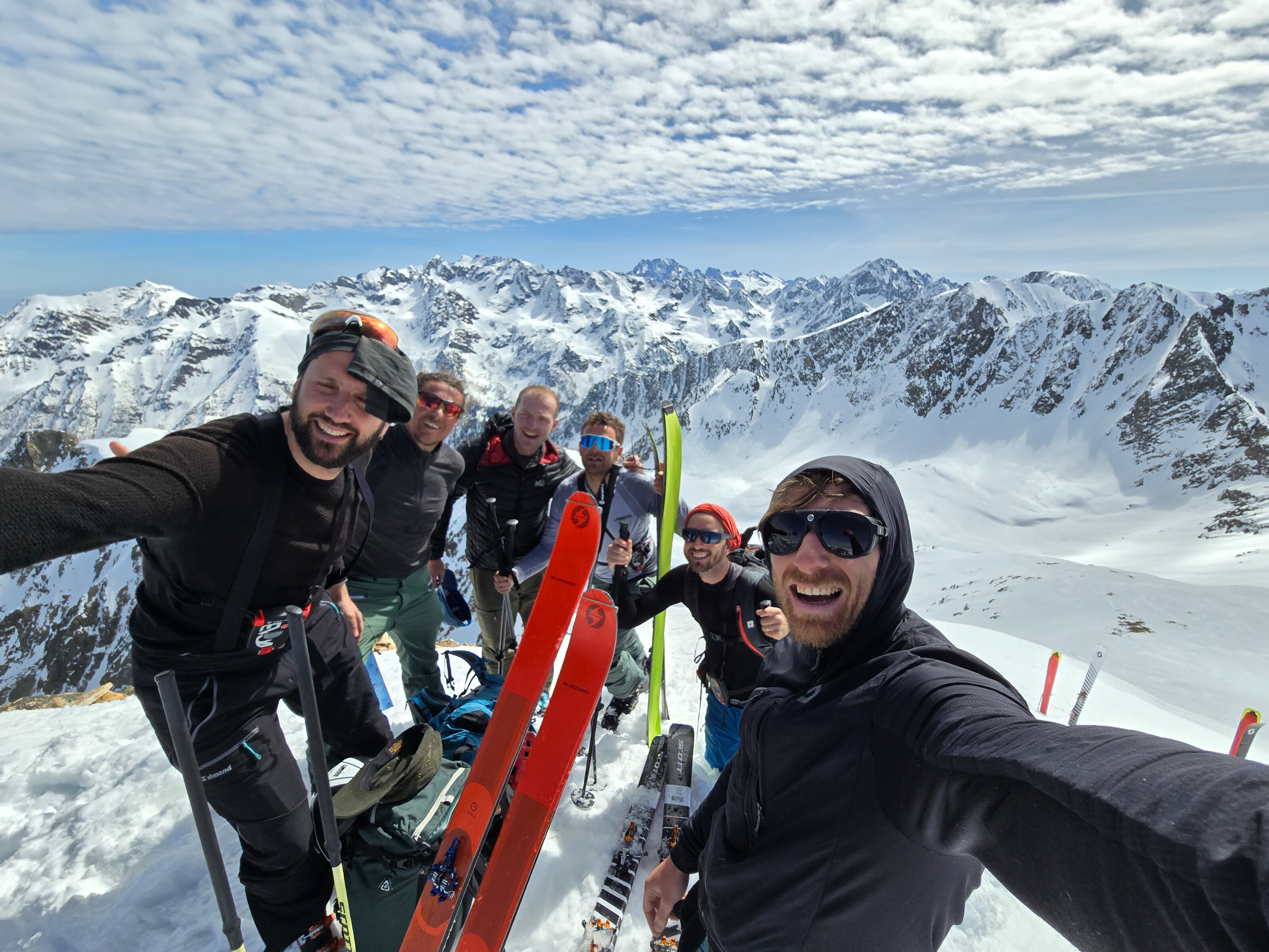 photo de groupe au sommet avec les skis, massif de l'Argentera-Mercantour