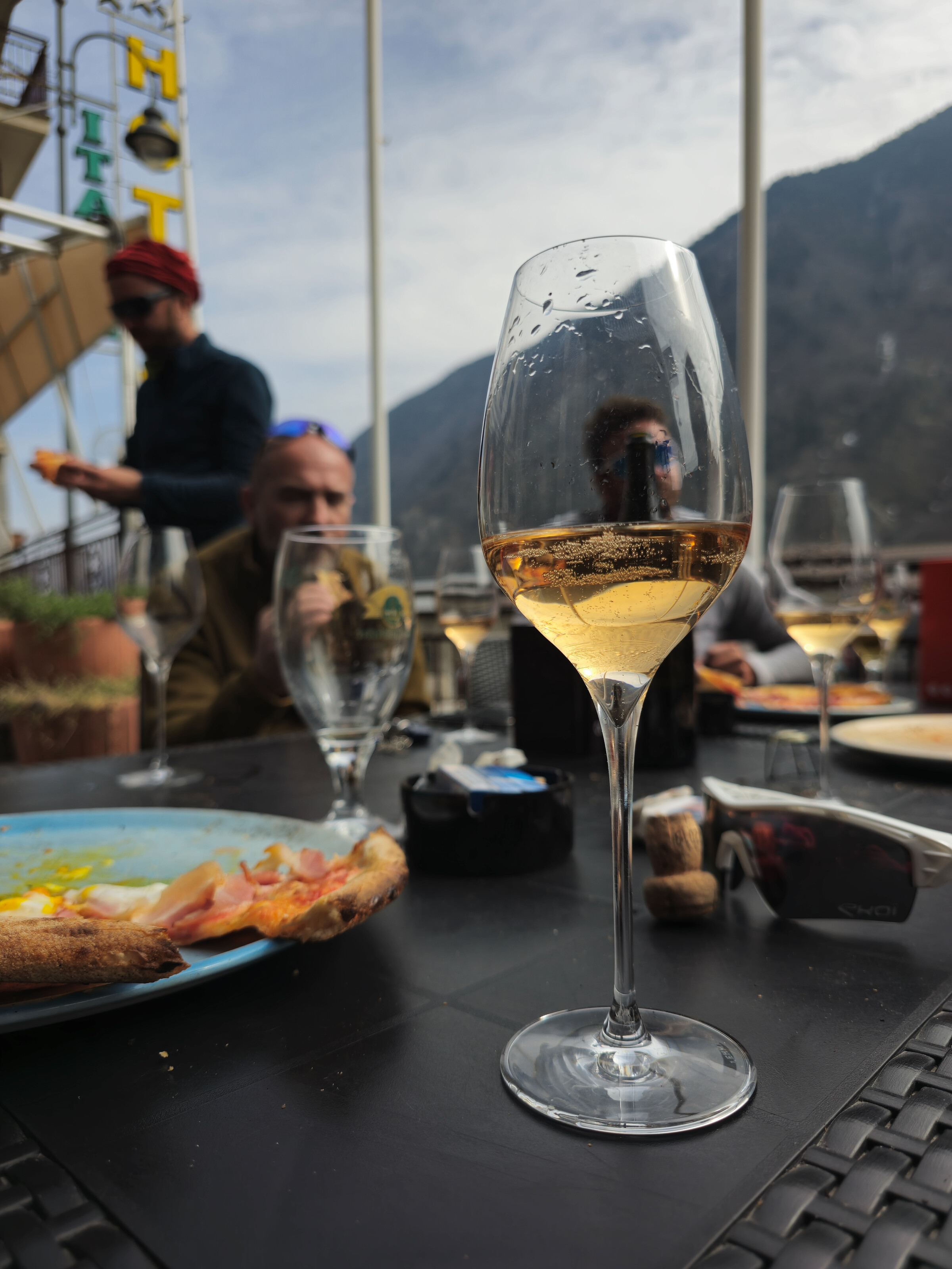 dîner de fin de traversée avec une coupe de vin blanc, Vinadio