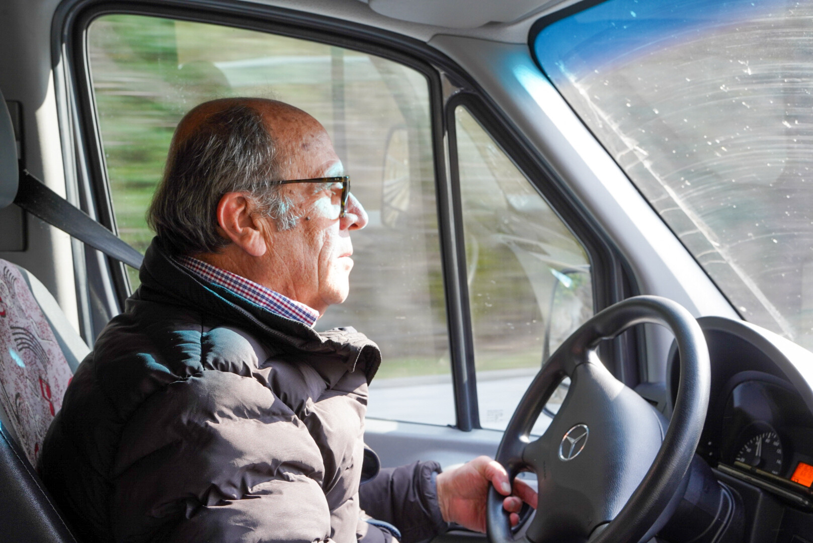 homme au volant d'un véhicule pendant un transfert routier de la traversée