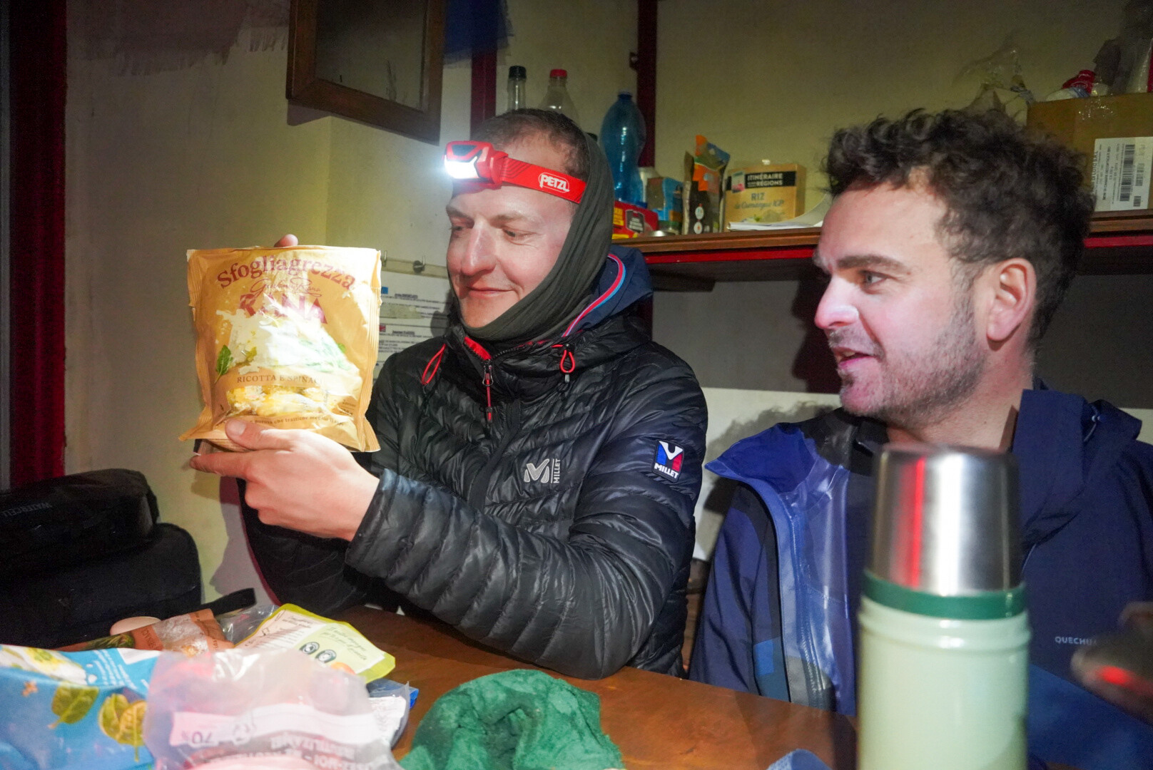groupe de skieurs de randonnée en file sur une crête enneigée